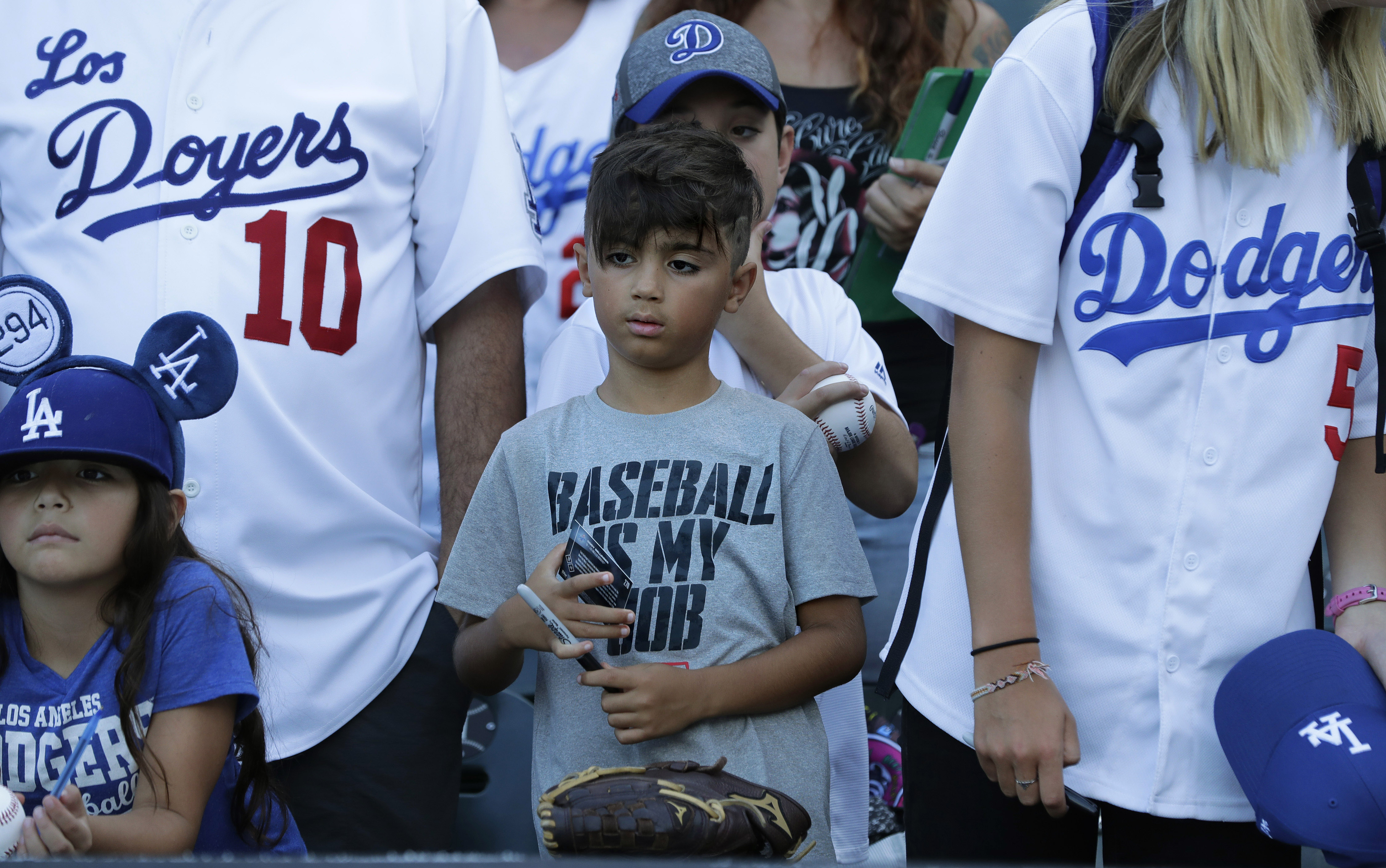 2017年7月18日，美國芝加哥，一名小球迷穿著“Baseball is my job"的T恤觀看道奇對白襪的比賽。如何吸引年輕球迷是大聯盟的重要課題。（東方IC）