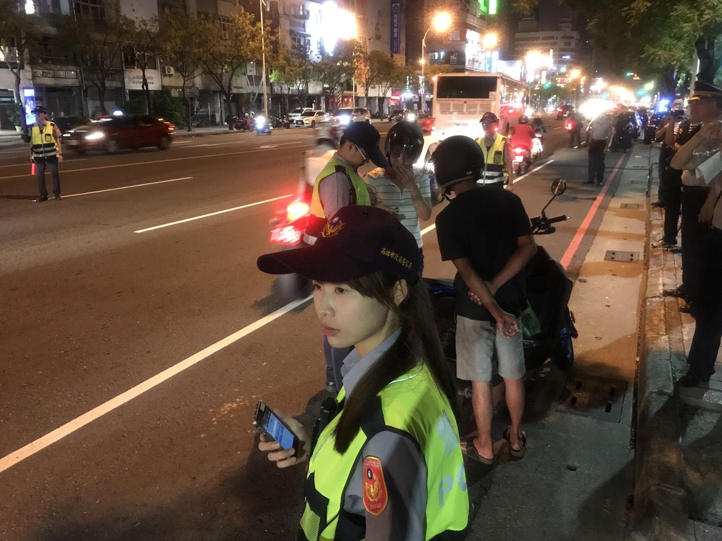 高雄警方實施擴大臨檢傳捷報 共查捕61人。(警方提供)