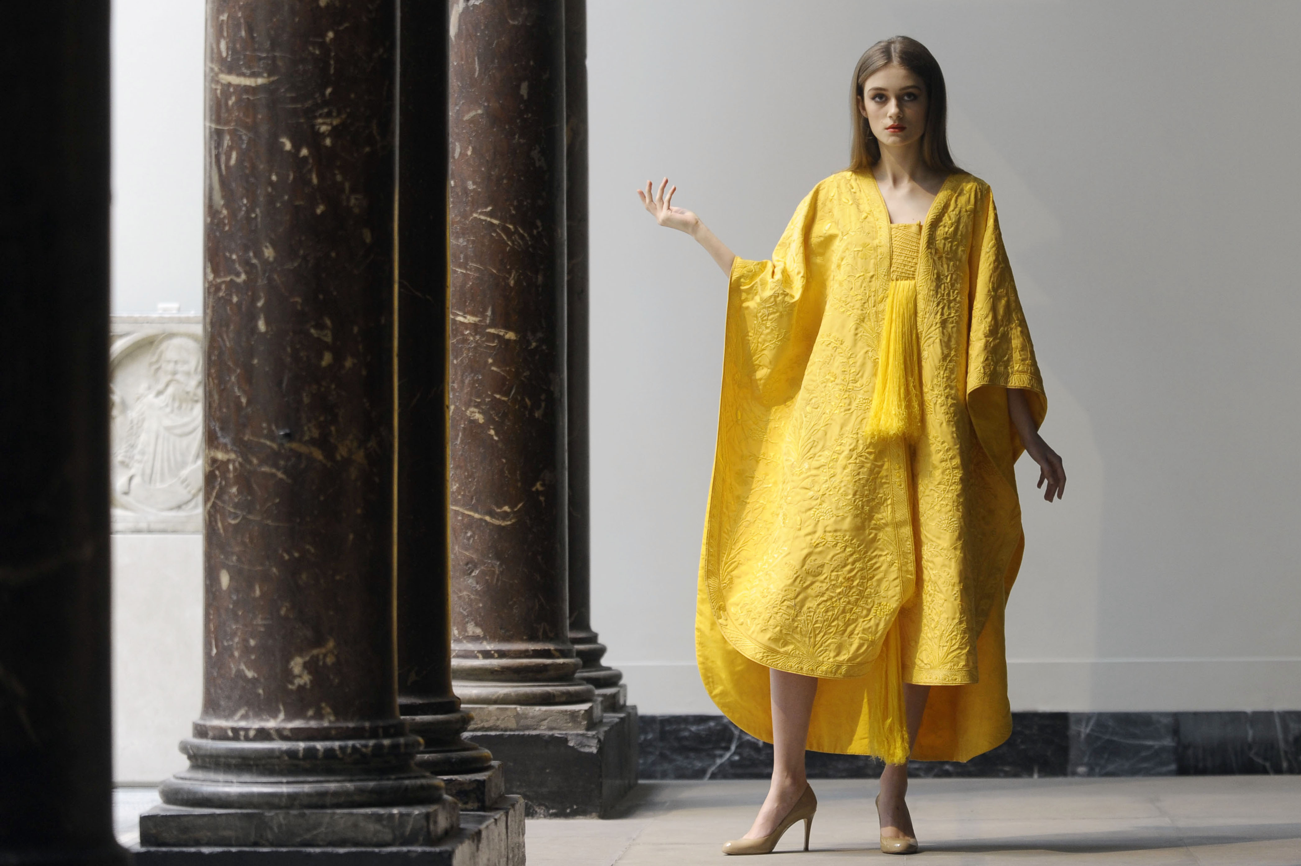 設計師Nicholas Godley製作的金蛛衣，是從120萬隻金蛛身上蒐集到的絲網製成。（東方IC）