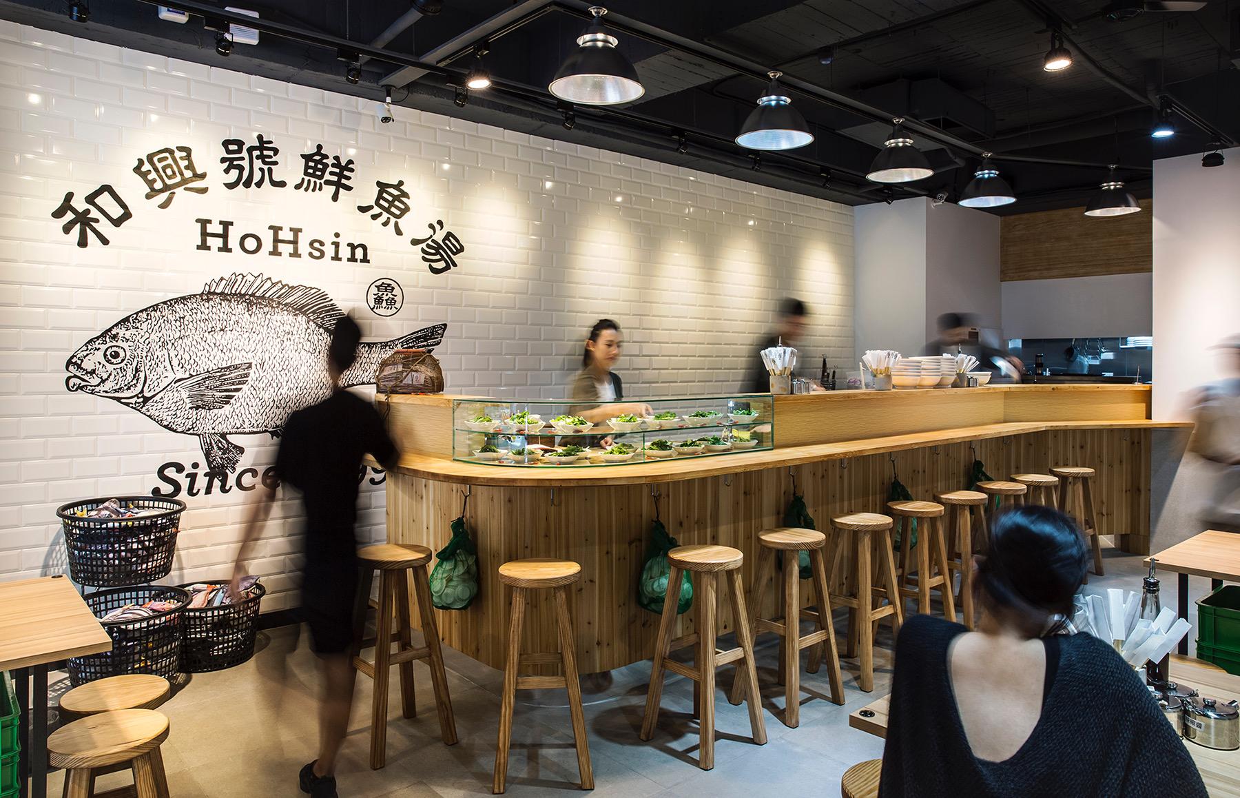 「和興號鮮魚湯」甫開幕，即以有別以往小吃店的明亮空間吸引人注目。