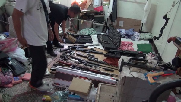 方嫌屋裡到處可見槍械零件,活像個小型的地下兵工廠。(警方提供)