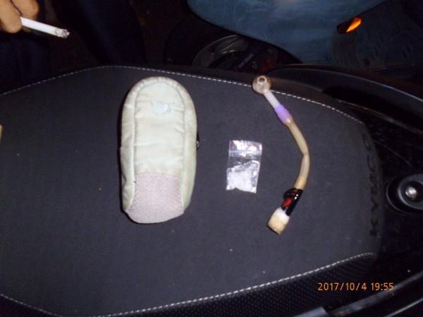 雖然王嫌聲東擊西，但警方還是冷靜識破詭計，查扣一小包安非他命以及吸食器。（警方提供）