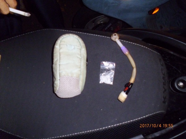 雖然王嫌聲東擊西，但警方還是冷靜識破詭計，查扣一小包安非他命以及吸食器。（警方提供）