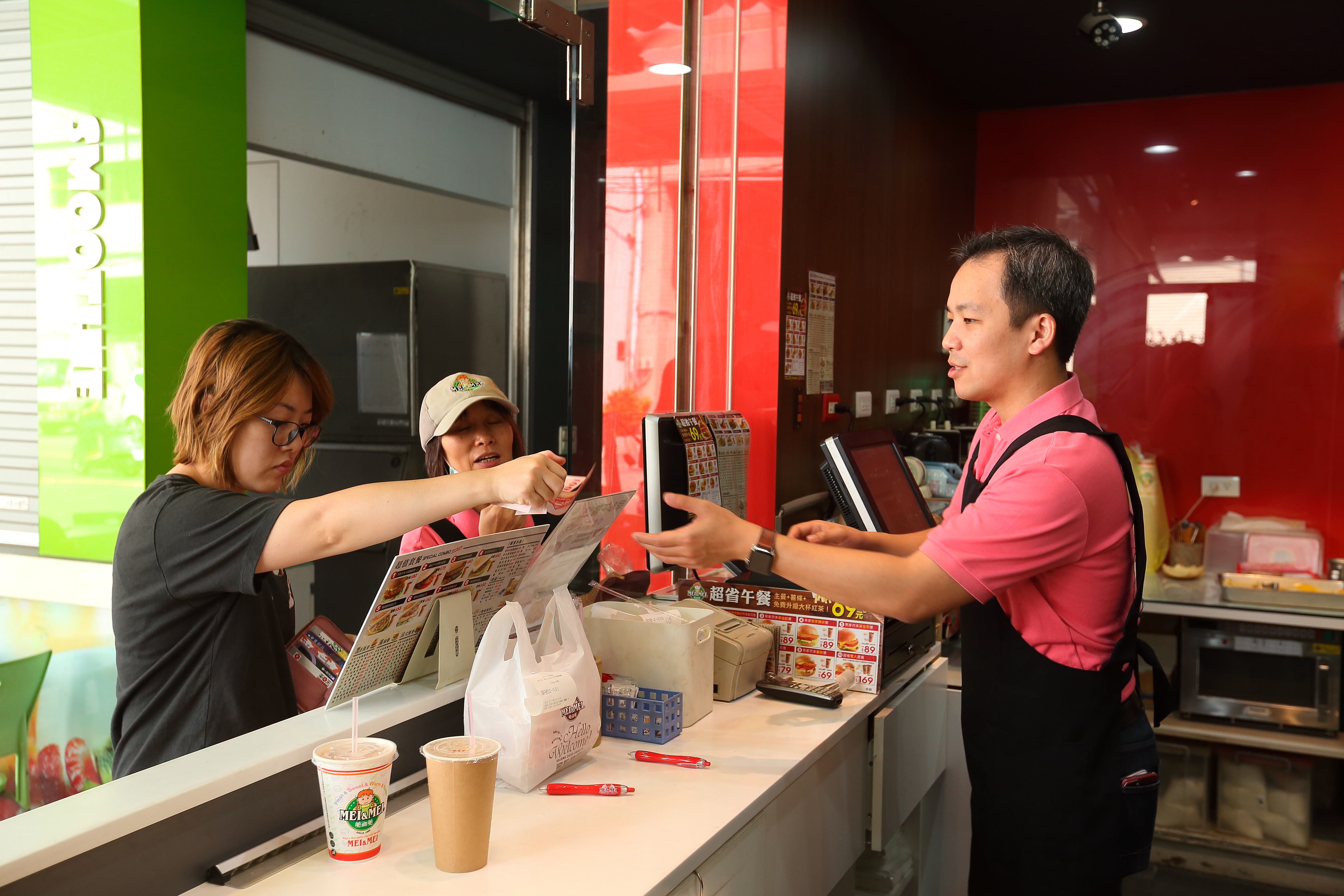 賴威光2009年加入美而美集團，曾親自站櫃檯，對於點餐收銀絲毫不陌生。