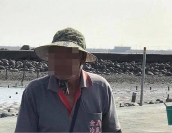 遊客PO文控訴遭持刀阿伯威脅把採到的文蛤倒在他的桶子裡,結果是誤會一場。(臉書爆料公社)