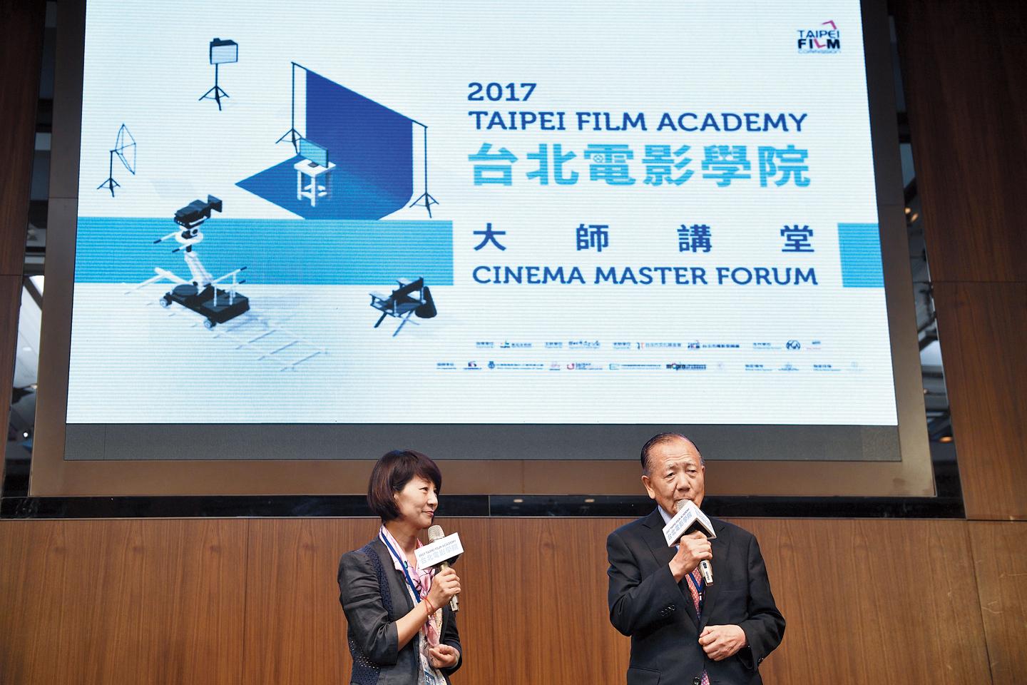釜山影展主席金東虎與台灣關係良好，9月底受台北市電影委員會邀請來台舉辦「大師講座」，全程站立演講。（影委會提供）