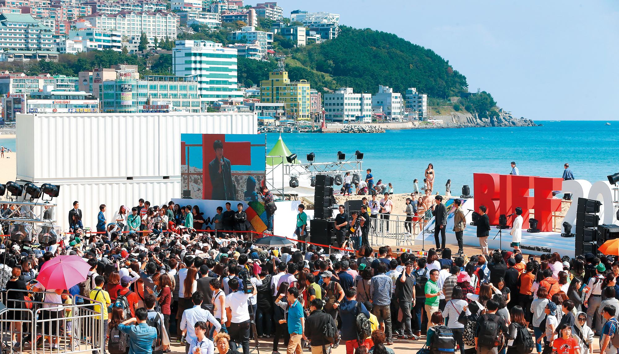 釜山影展期間，海雲台海邊的戶外舞台，是電影演員登台吸引粉絲追星的重要地點。（東方IC）