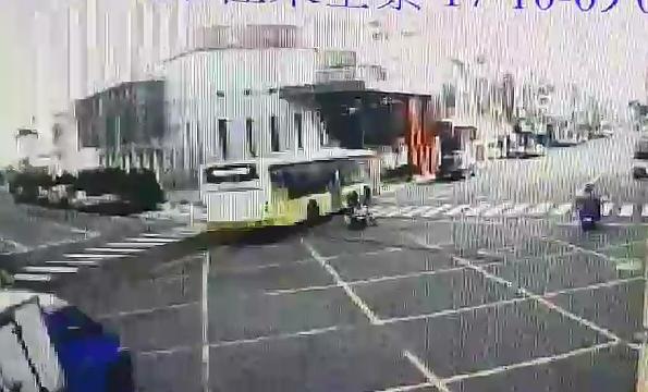 路口監視器拍下驚悚瞬間，機車騎士行經路口差幾公分就被疾駛公車撞上。（警方提供）