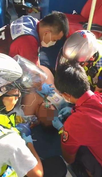李姓公車司機自撞證券行，現場搶救時一度沒有生命跡象，還好警消CPR搶救回來，目前仍有生命危險。（警方提供）