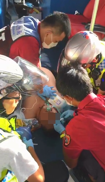 李姓公車司機自撞證券行,現場搶救時一度沒有生命跡象,還好警消CPR搶救回來,目前仍有生命危險。(警方提供)