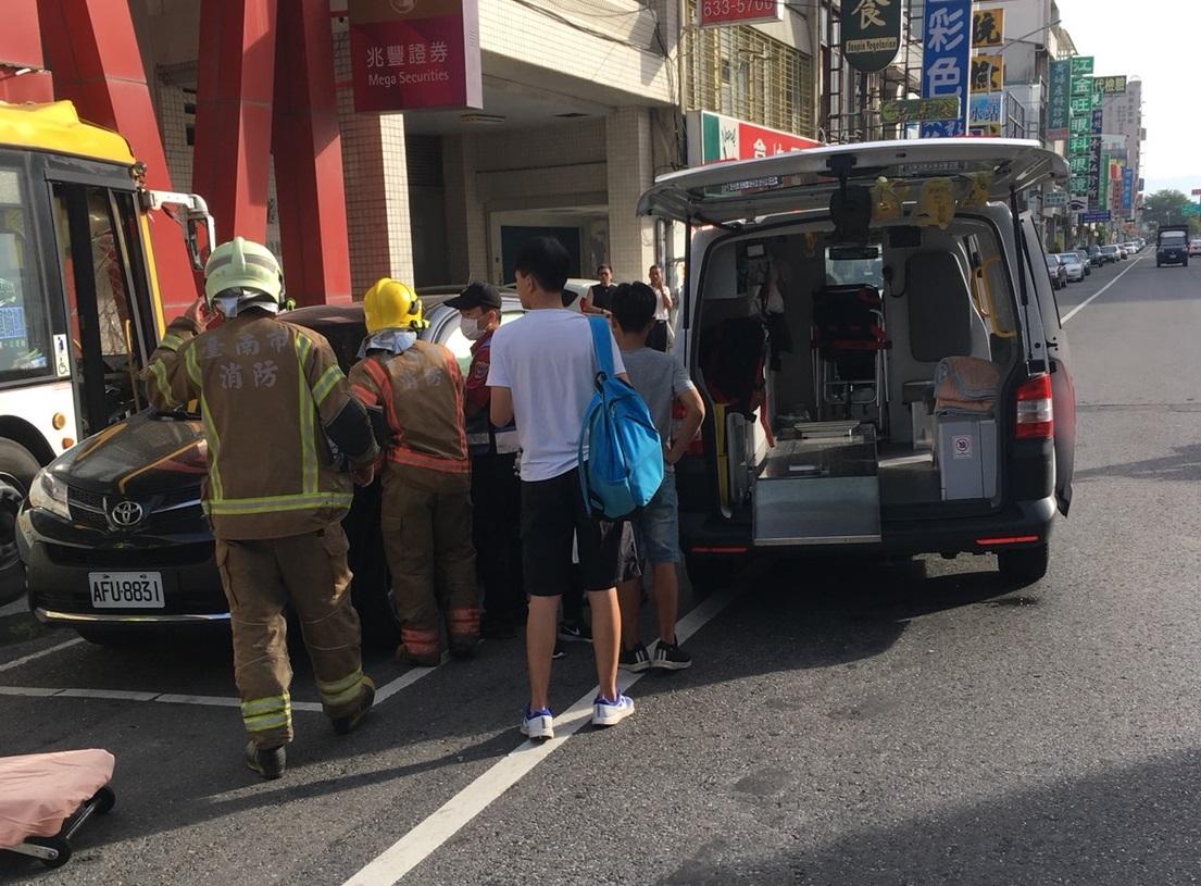 車禍現場有多名傷者，警消將其送往附近醫院。（警方提供）