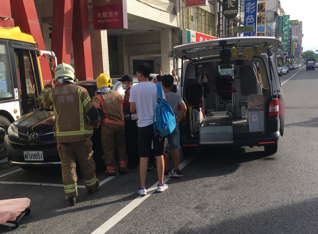 車禍現場有多名傷者,警消將其送往附近醫院。(警方提供)