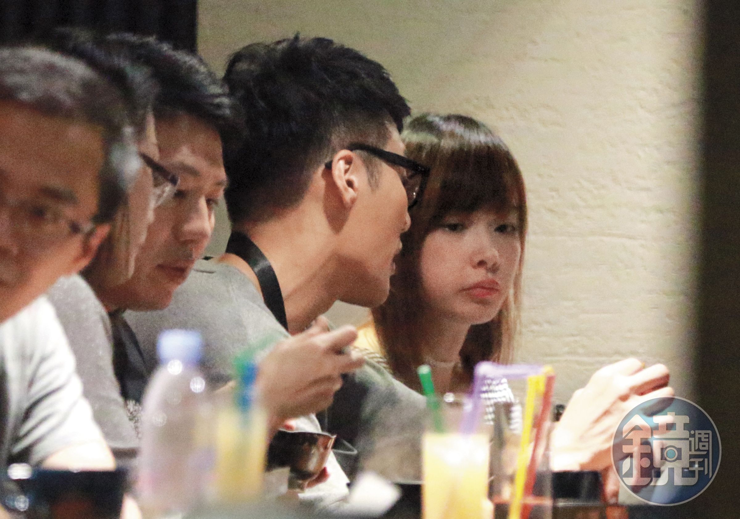 8月13日22：30，席間張睿家和女友各自沉默吃著碗裡的食物，少有眼神交集。