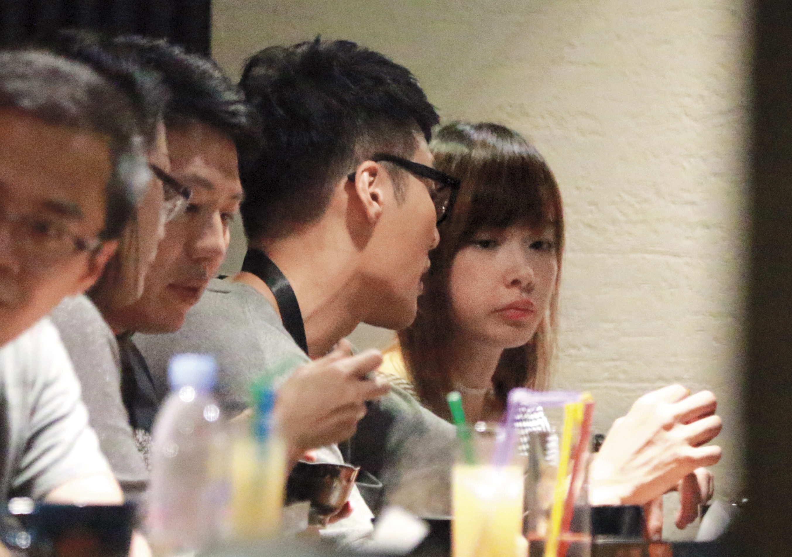 8月13日22：30，席間張睿家和女友各自沉默吃著碗裡的食物，少有眼神交集。