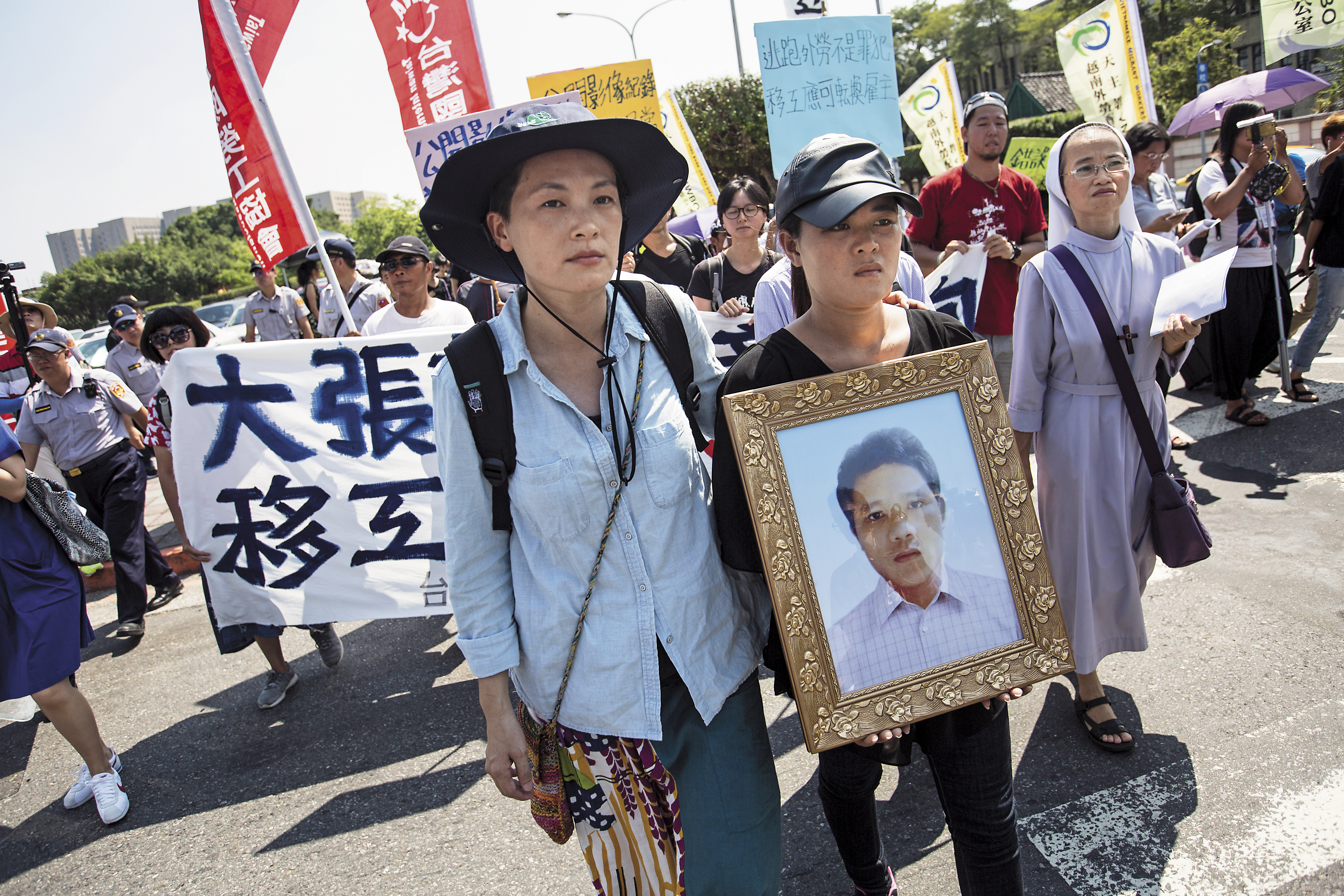 台灣國際勞工協會研究員陳秀蓮（左）陪伴阮國非的妹妹（右）處理後事，並前往總統府陳情。