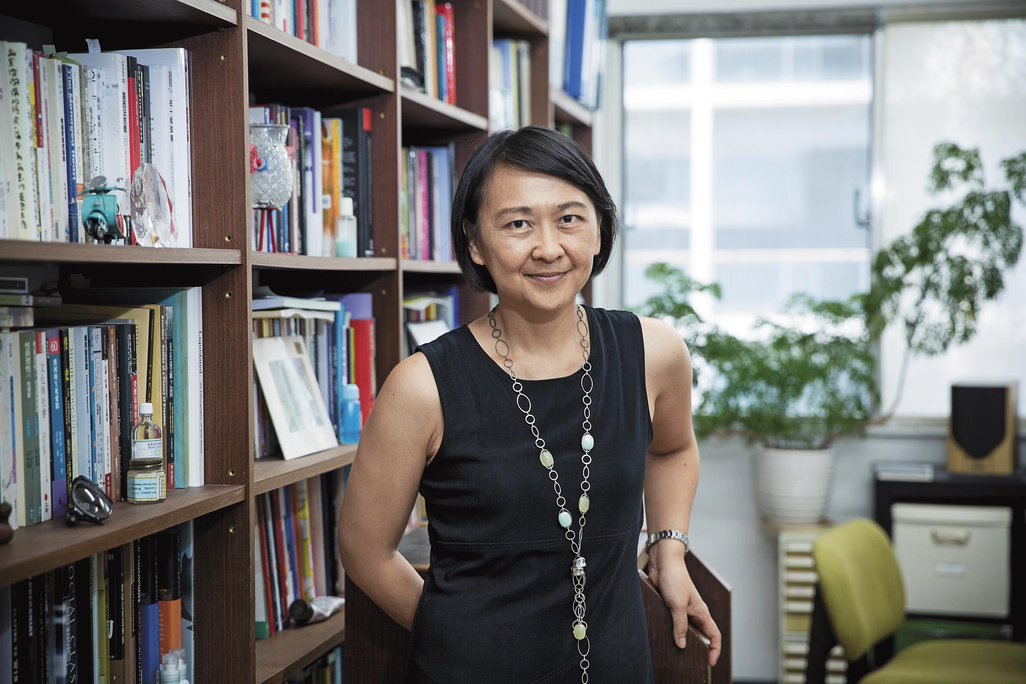 台大社會系教授藍佩嘉說:「失聯移工比合法移工待遇好,這是制度上的缺失。」