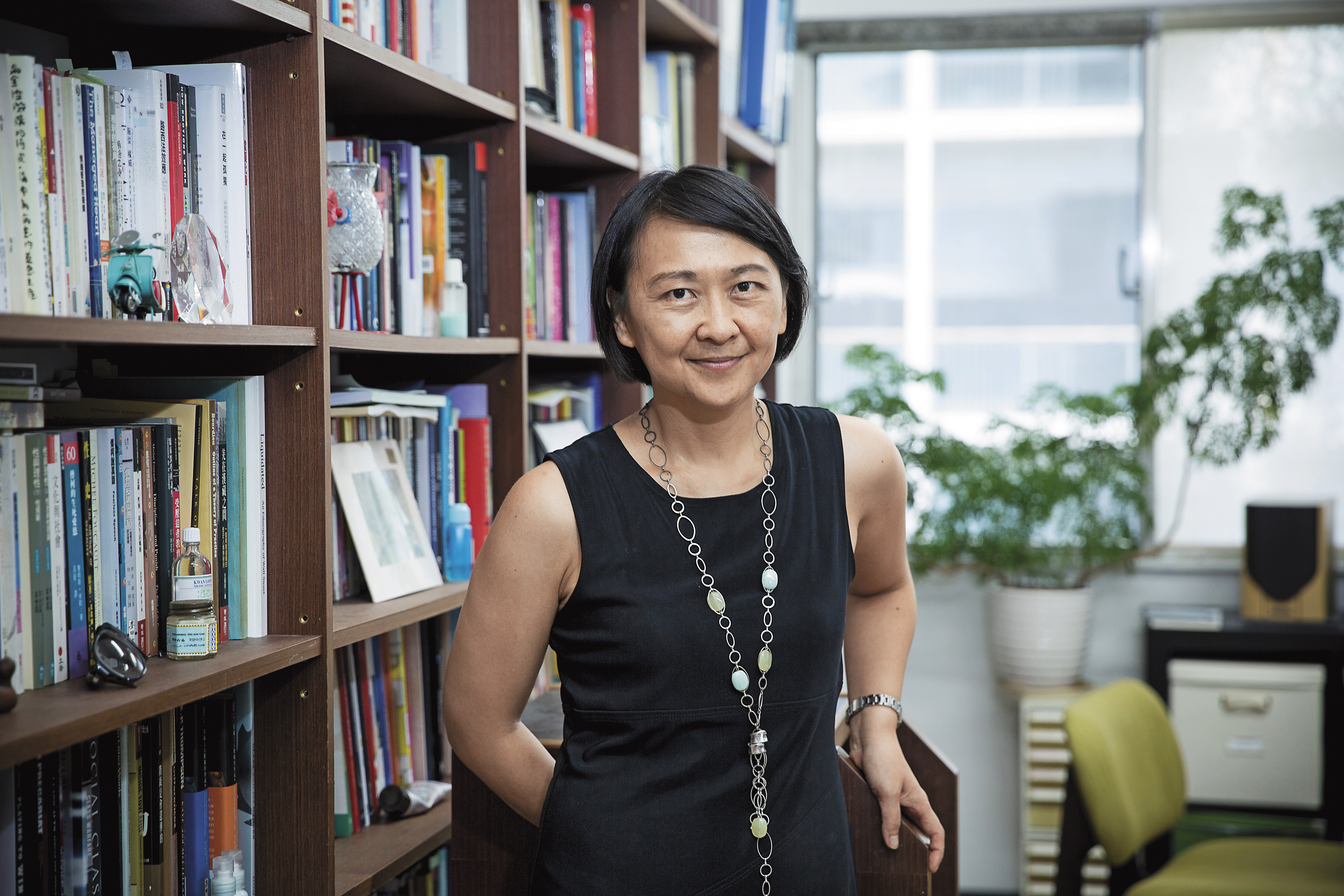 台大社會系教授藍佩嘉說：「失聯移工比合法移工待遇好，這是制度上的缺失。」