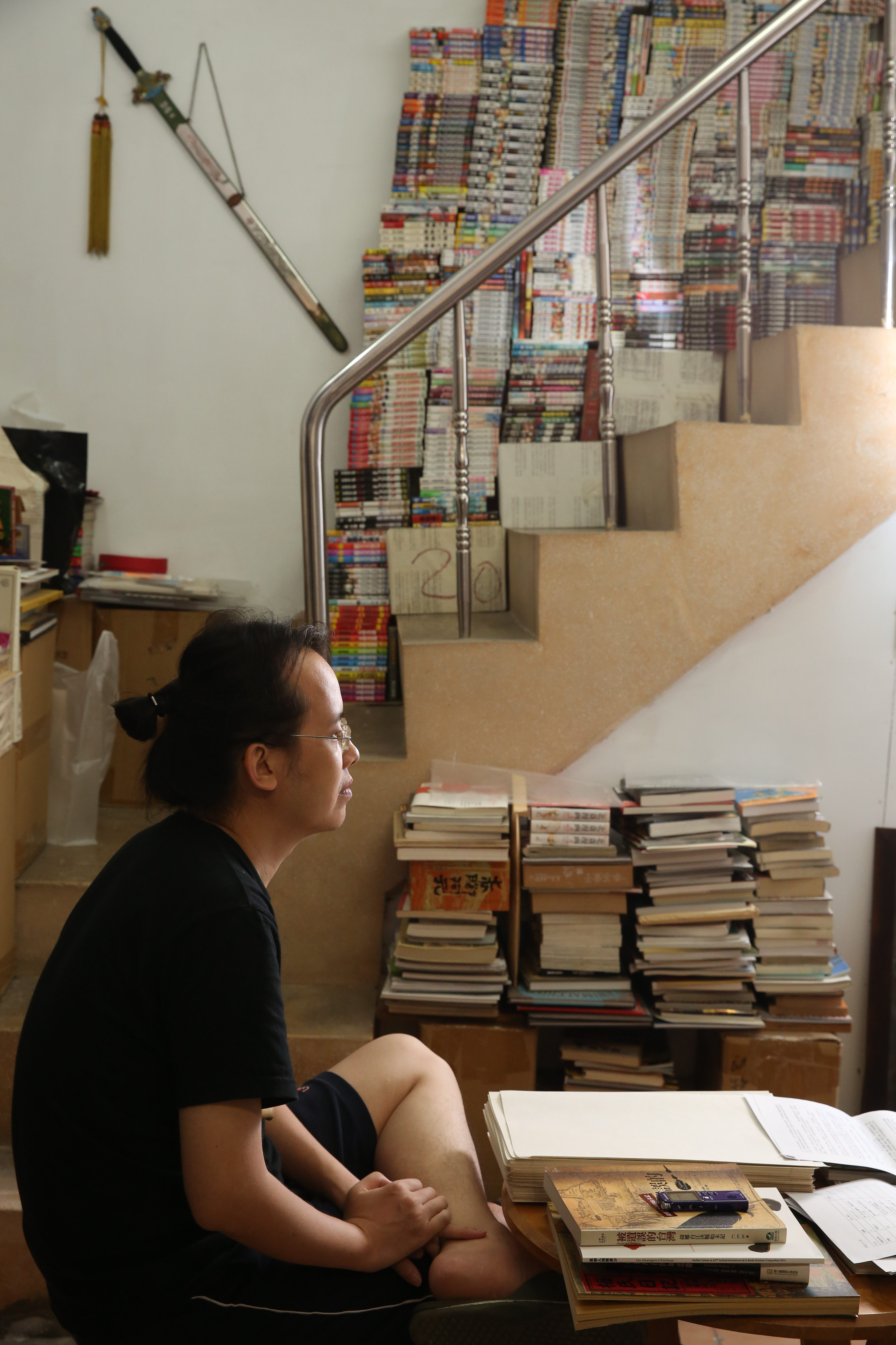 李隆杰的工作室堆滿了漫畫,其中不乏自費出版的作品。