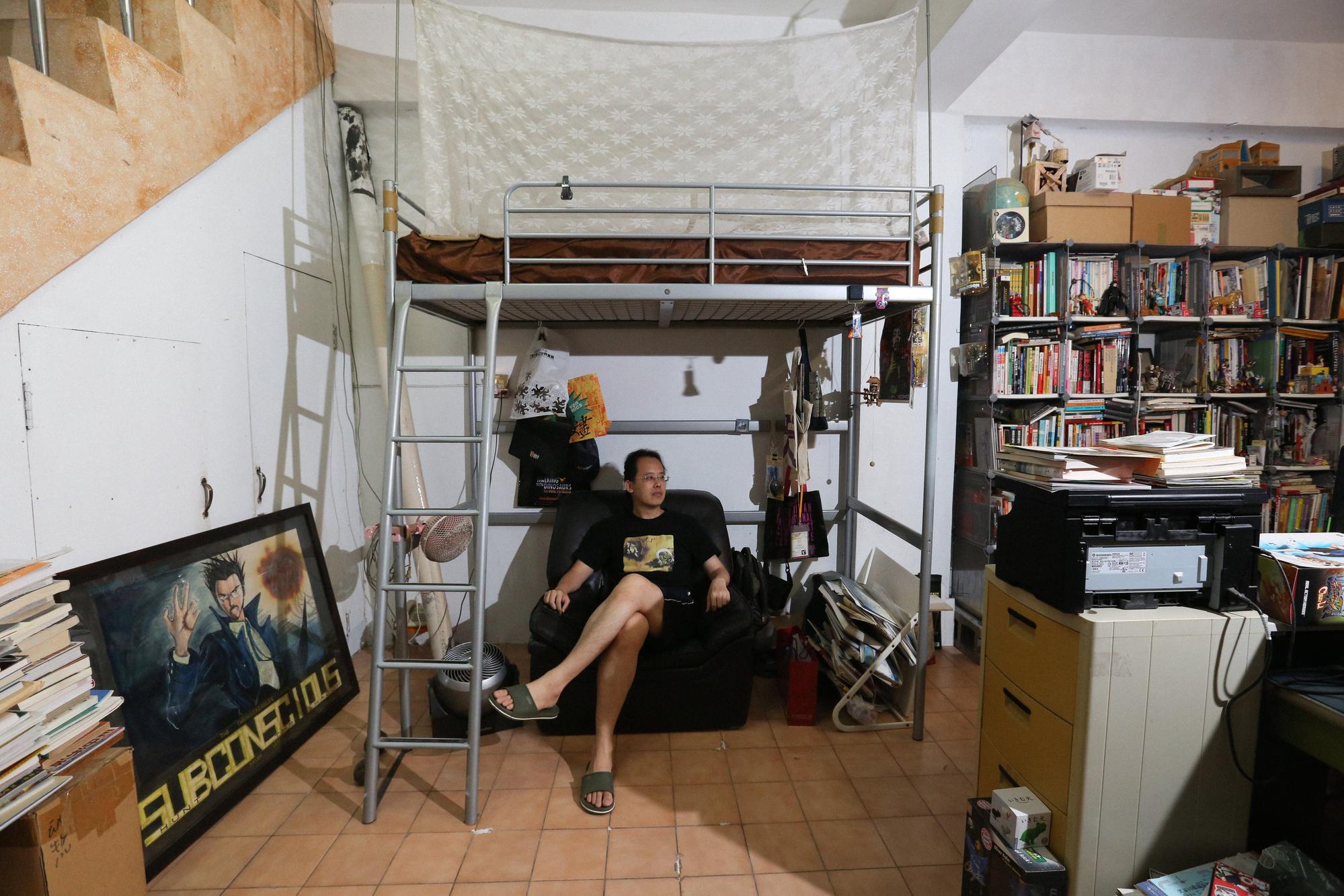 李隆杰的工作室除了工作桌,還有一張床一張沙發,趕稿時就蝸居在此。