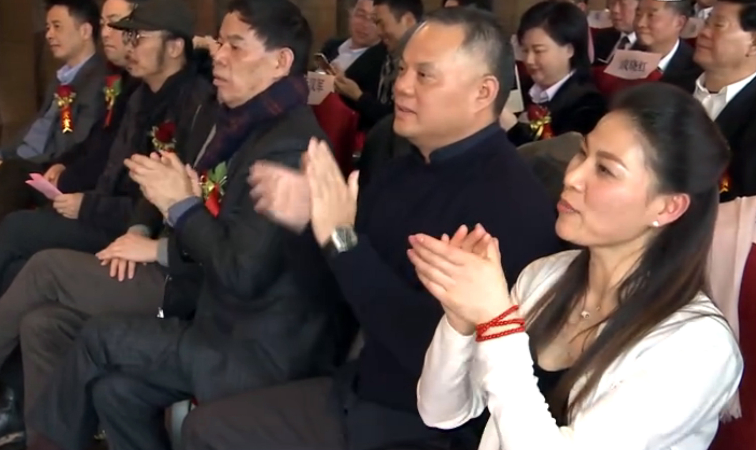 任國龍（右2）是上海知名地產商龍峰企業集團負責人，太太李澧（右1）也同在龍峰任職。（翻攝自龍峰廿週年慶祝會）