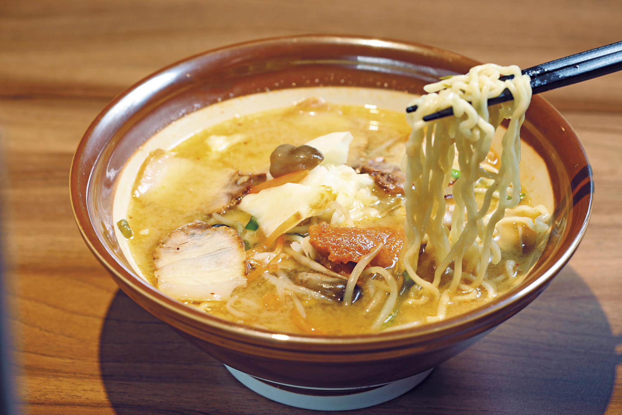 齊藤尚隆的故鄉山形以味噌拉麵出名,居酒屋內也賣自製麵條做成的味噌拉麵。(150元/碗)