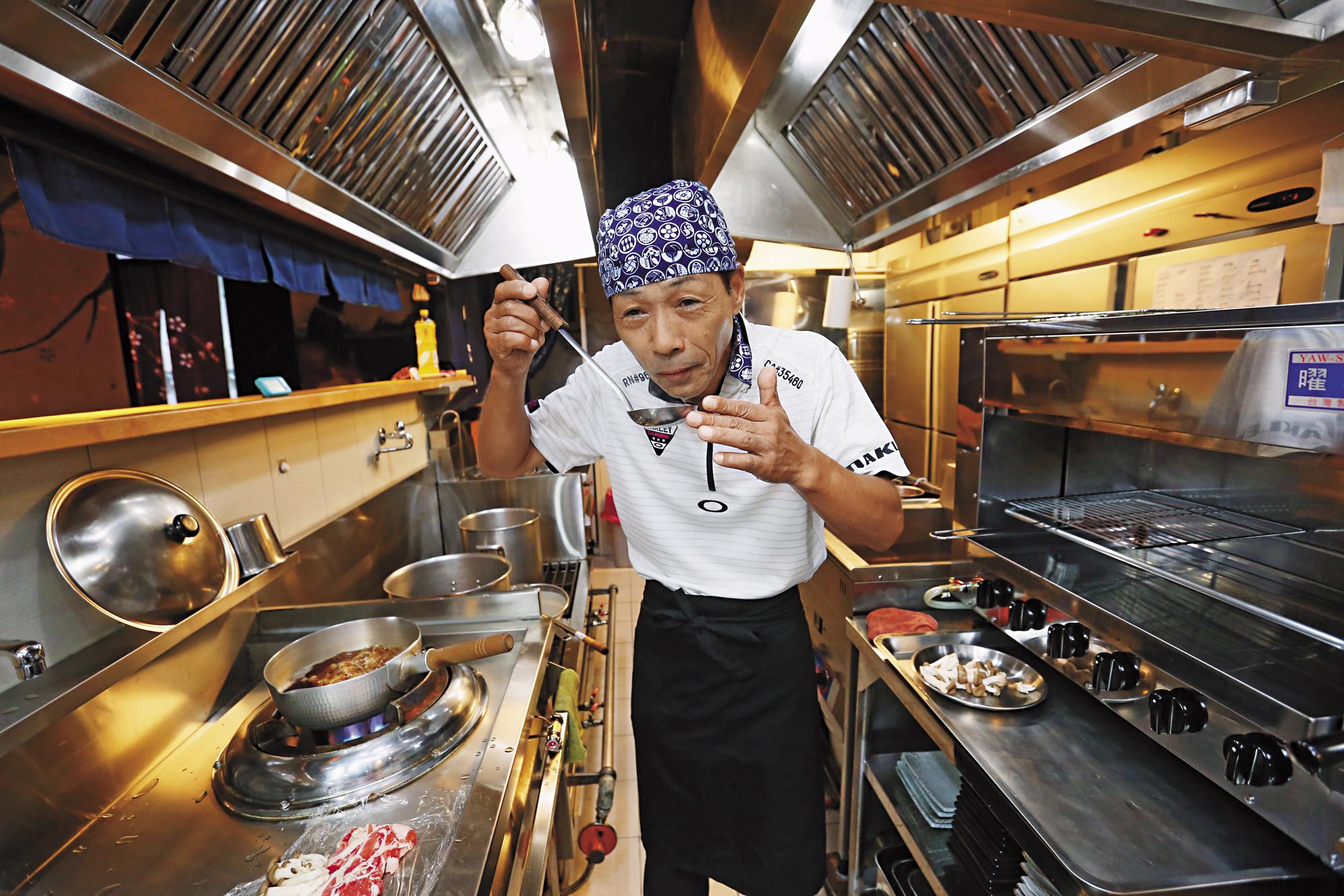 平時把居酒屋交給台灣主廚的齊藤尚隆,也會針對湯頭給予意見。