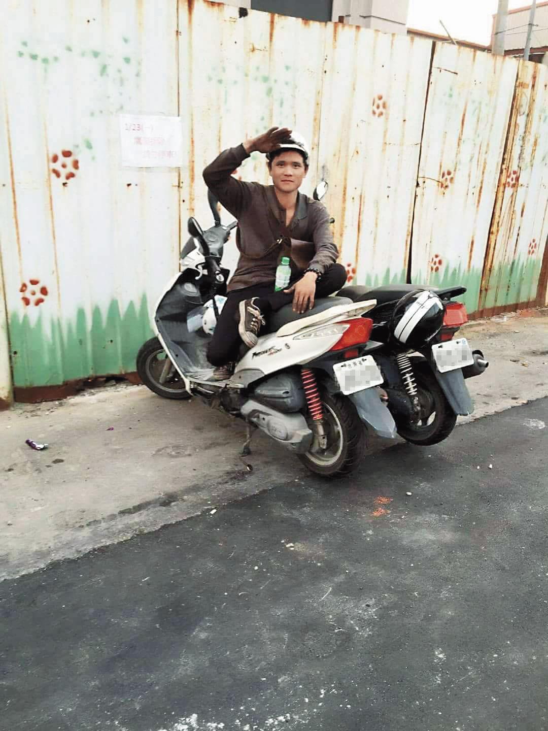 阮國非在台灣的建築工地打工,努力賺錢。(阮國非友人提供)