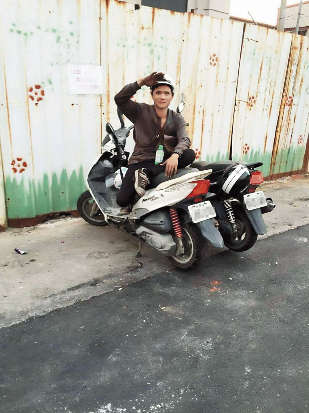 阮國非在台灣的建築工地打工，努力賺錢。（阮國非友人提供）