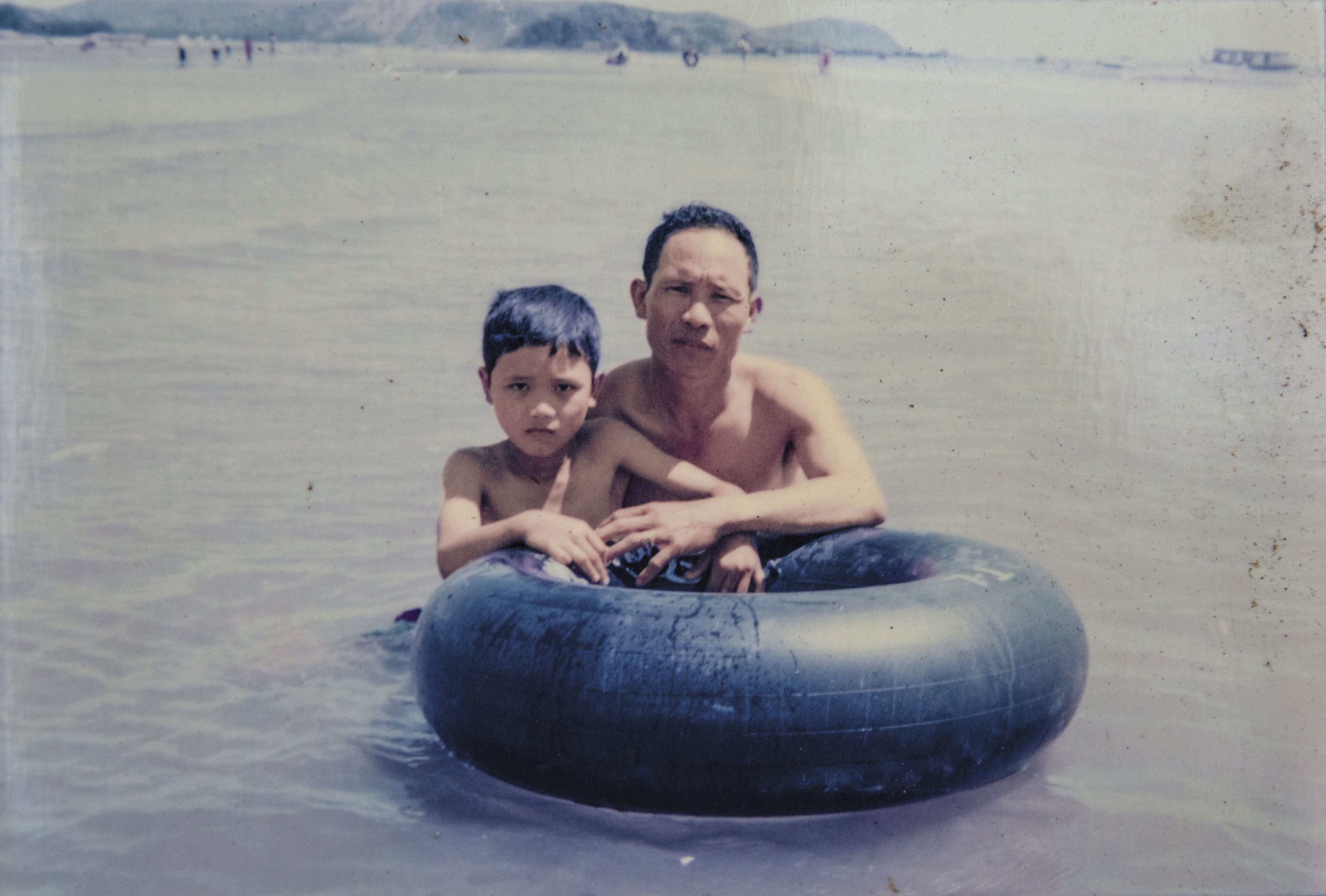 阮國非(左)從小與父母的關係緊密,家人都誇他孝順。(阮國非家人提供)