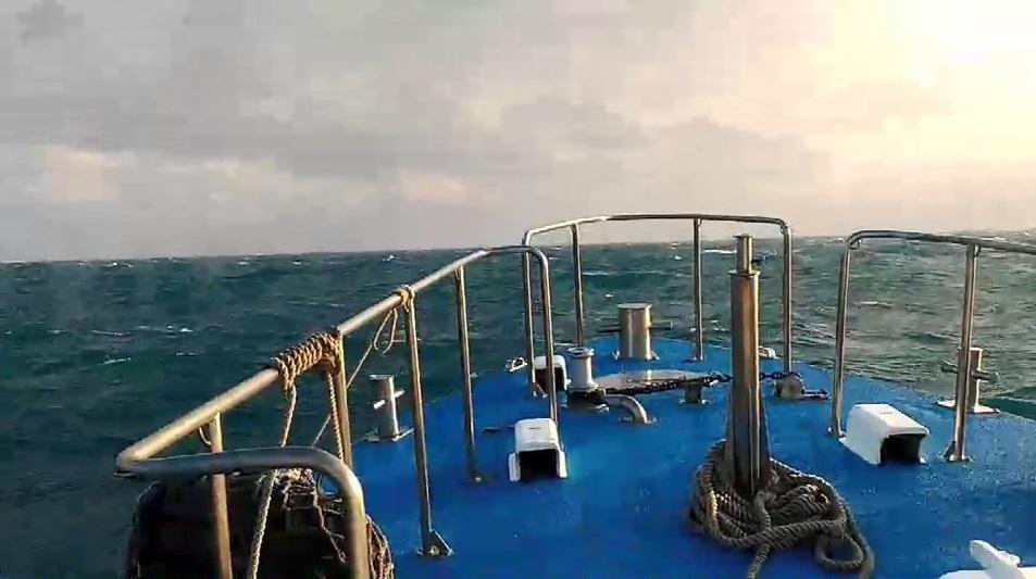由於今日海面上風浪仍相當大，搜救進度不易，至今並沒有明顯進展。（翻攝畫面）