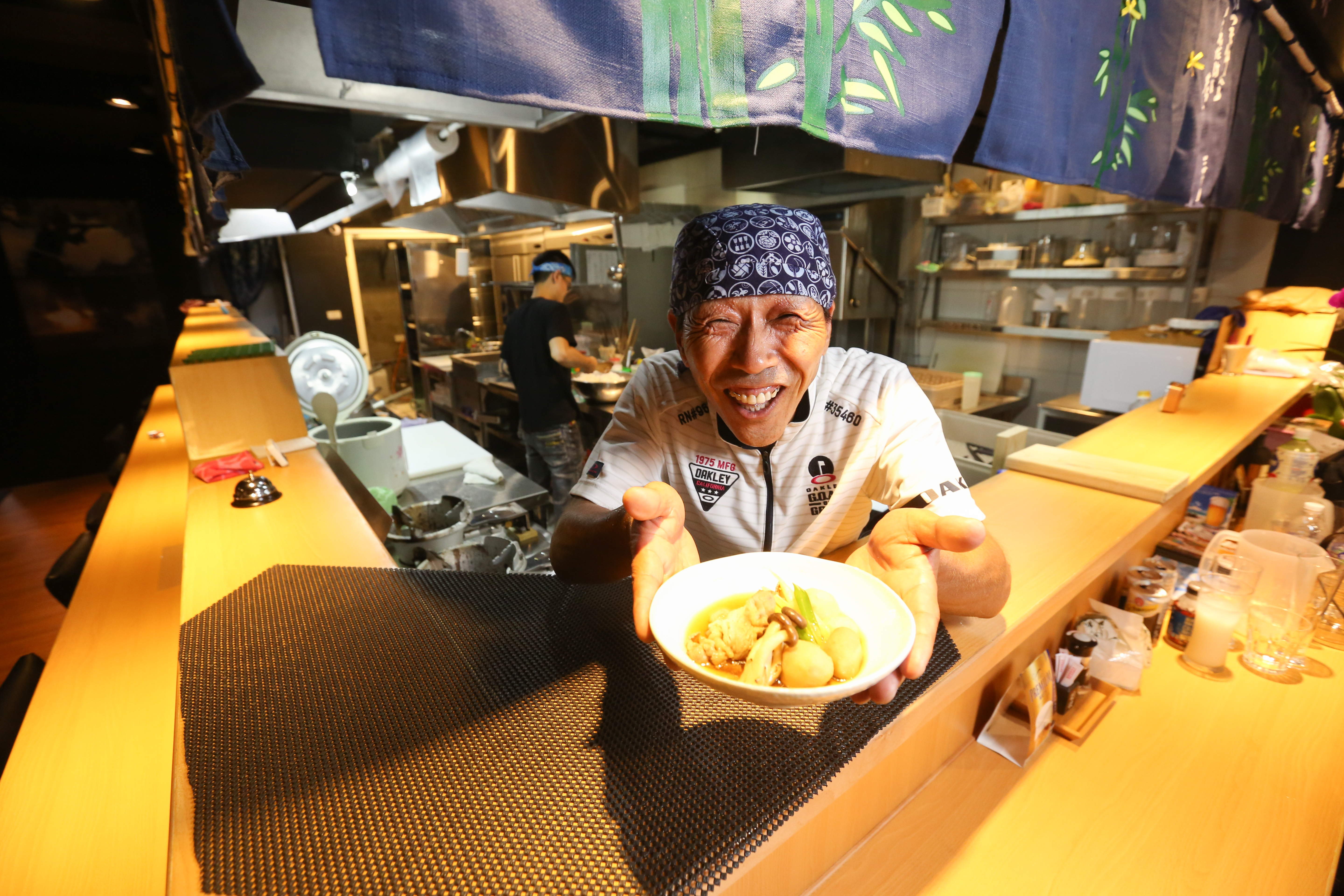 上杉家櫻藏居酒屋老闆齊藤尚隆曾拿下日本東北區賽車冠軍，2年前為了把記憶中的家鄉味道帶進台灣，特地來台開店。