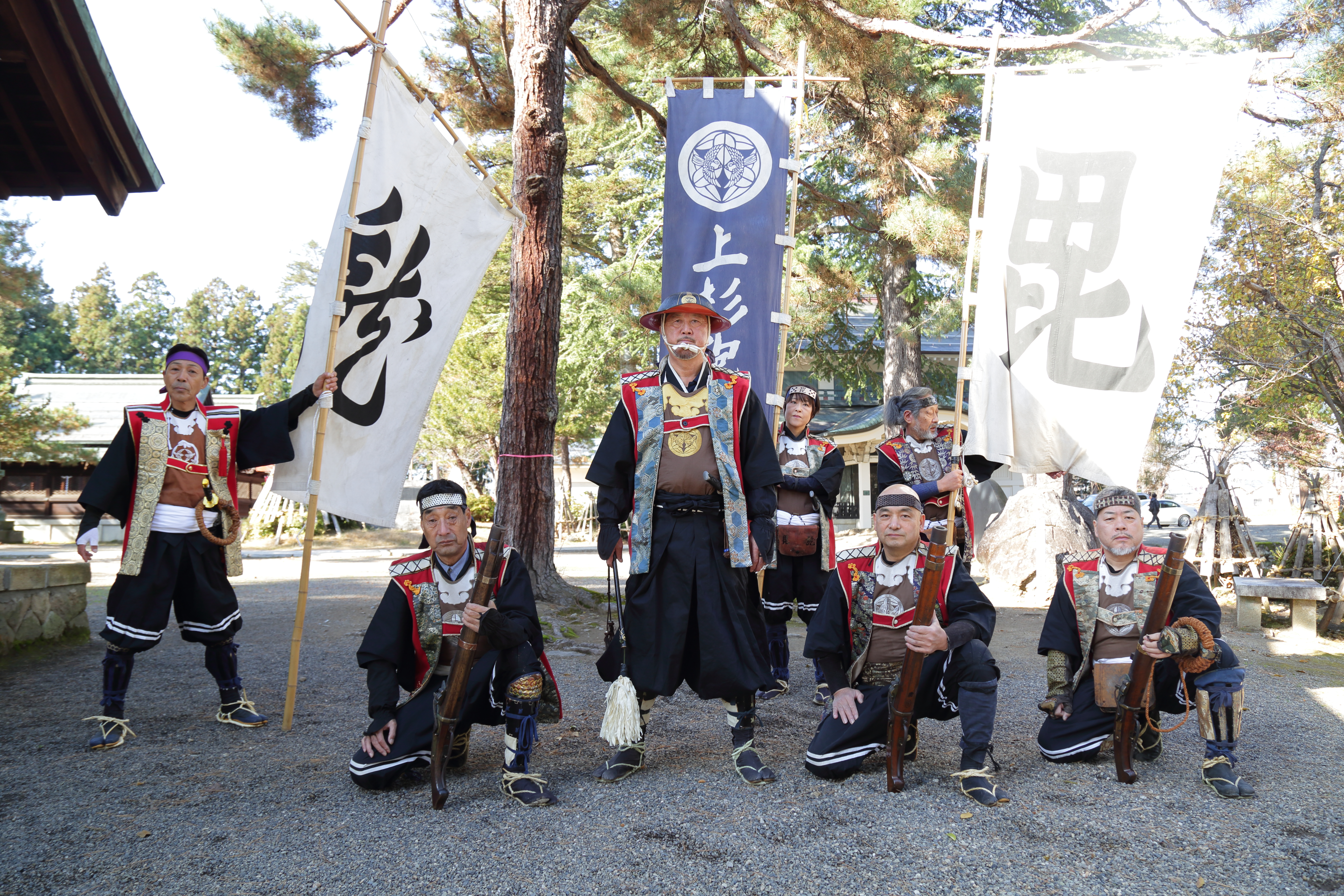 齊藤尚隆（左1）是日本米澤火繩槍砲術隊員。圖為隊員在米澤神社前合影。