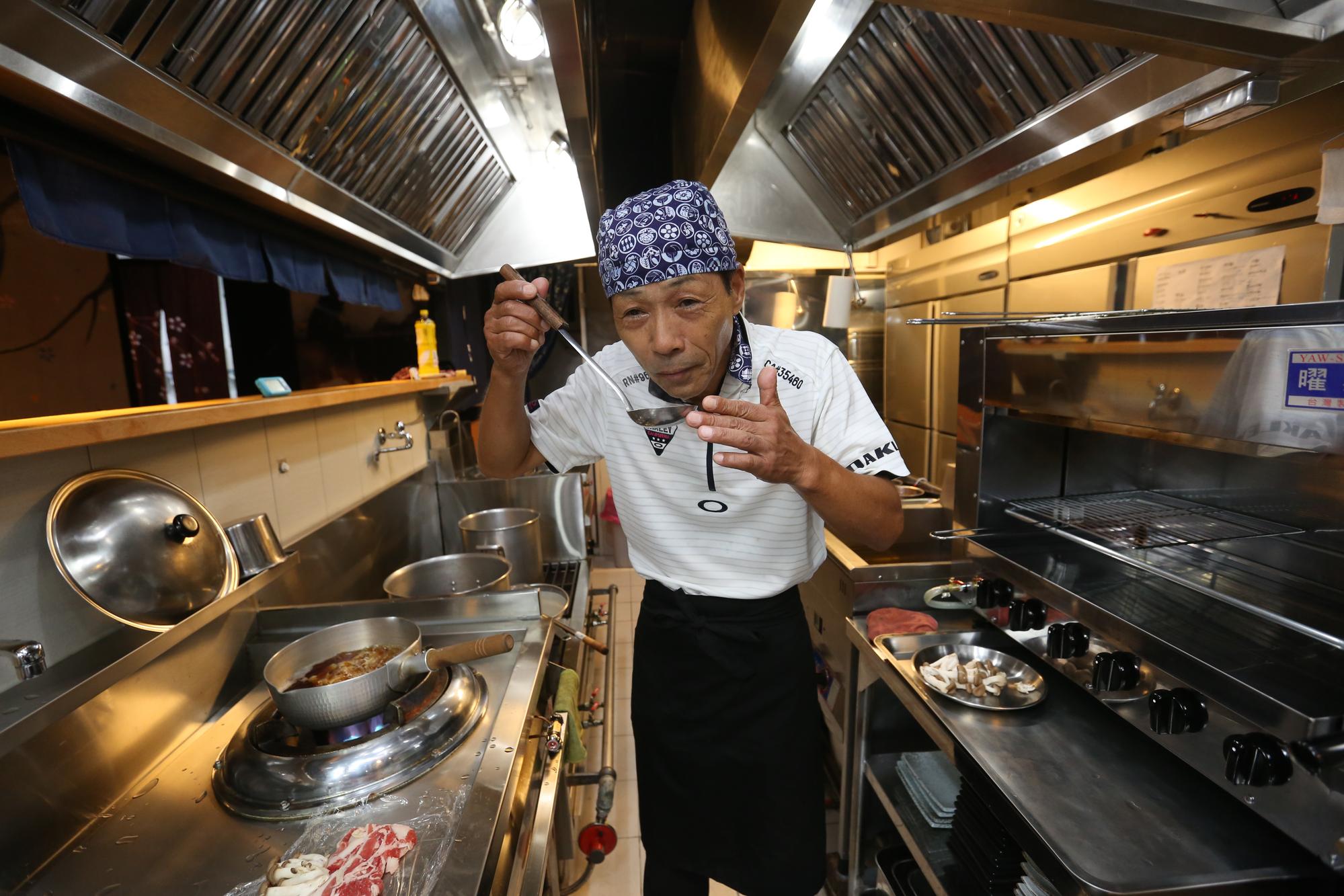 平時把居酒屋交給台灣主廚的齊藤尚隆,也會針對湯頭給予意見。