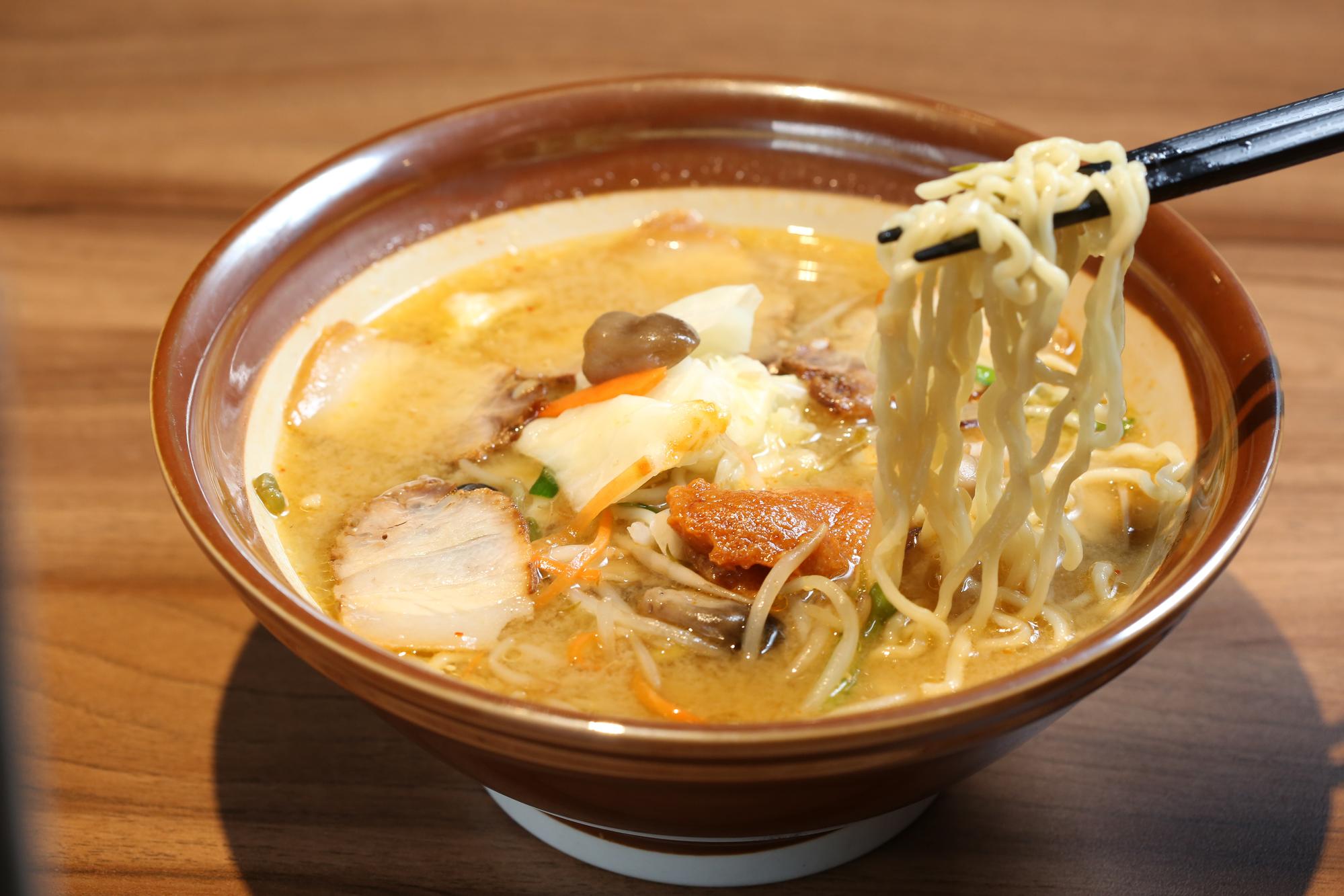 齊藤尚隆的故鄉山形以味噌拉麵出名,居酒屋內也賣自製麵條做成的味噌拉麵。(150元/碗)
