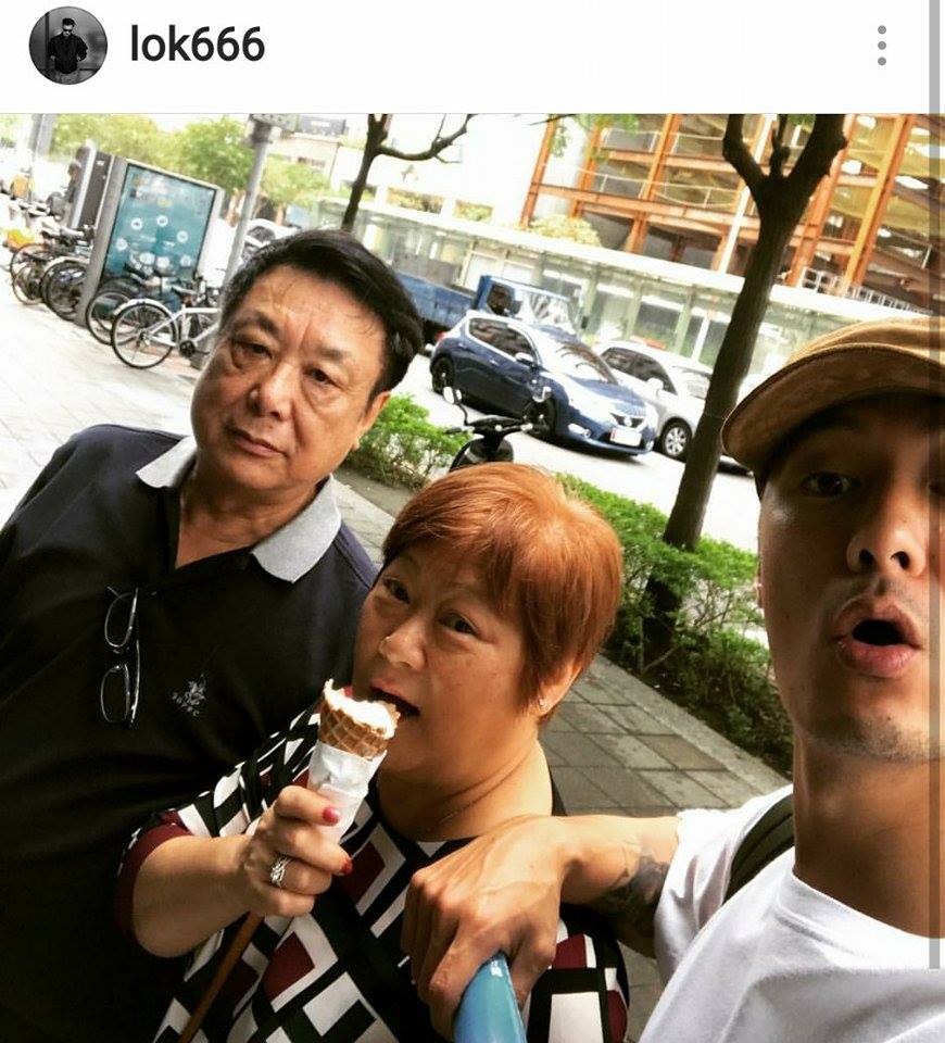 余文樂帶著父母現身台北街頭買珍奶。(翻攝IG)