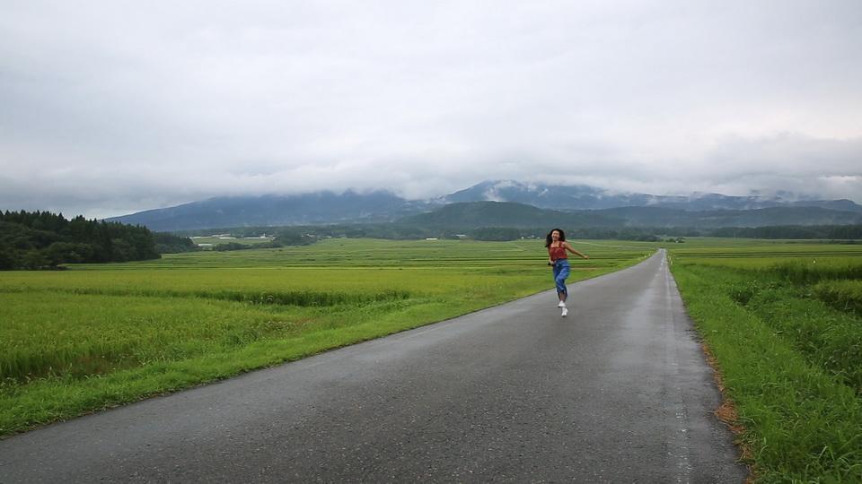 兩邊的稻田、遠方的山景,與伯朗大道相似度超過9成。