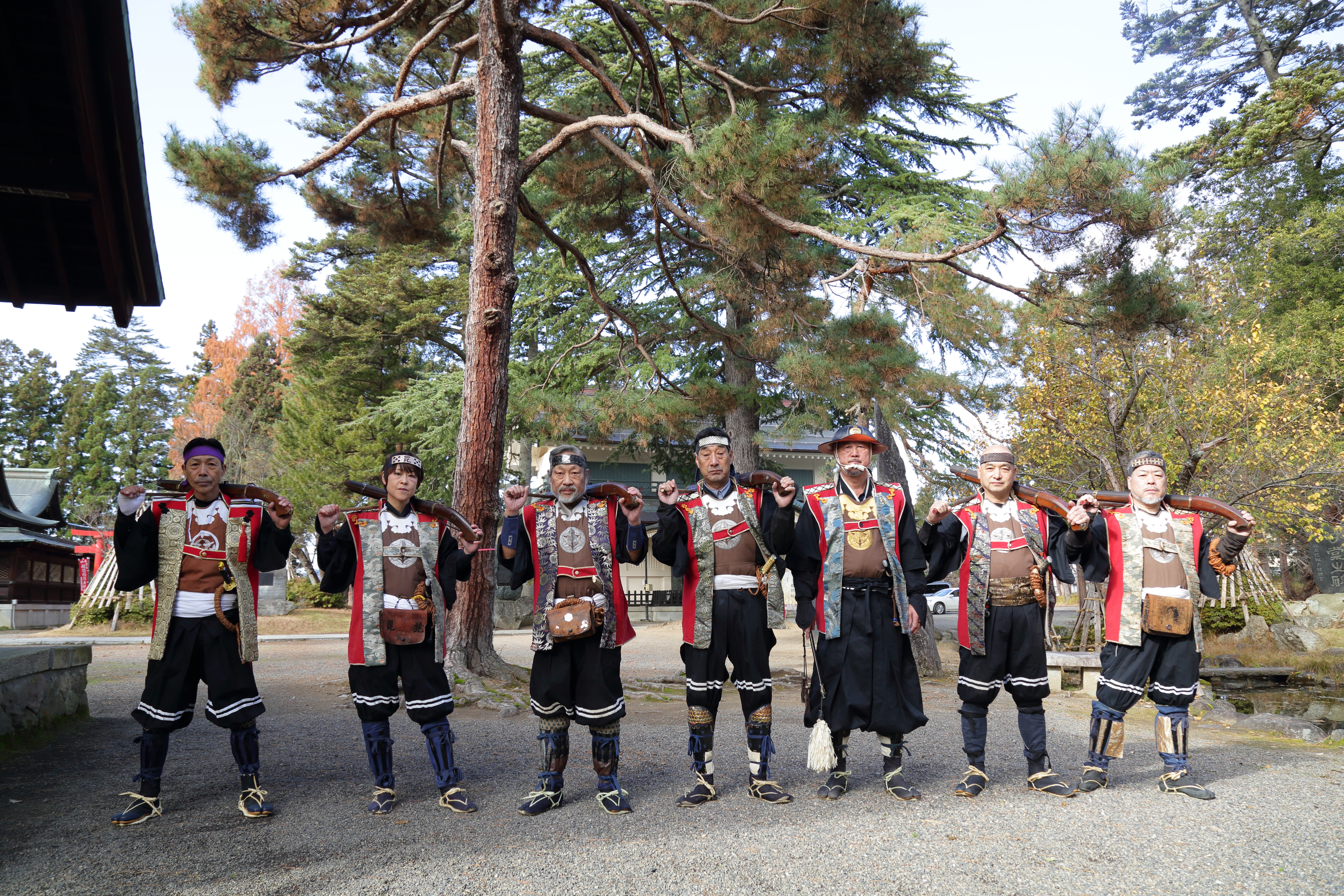 米澤火繩槍砲術隊員，穿著古代戰服，彷彿穿越時空而來。