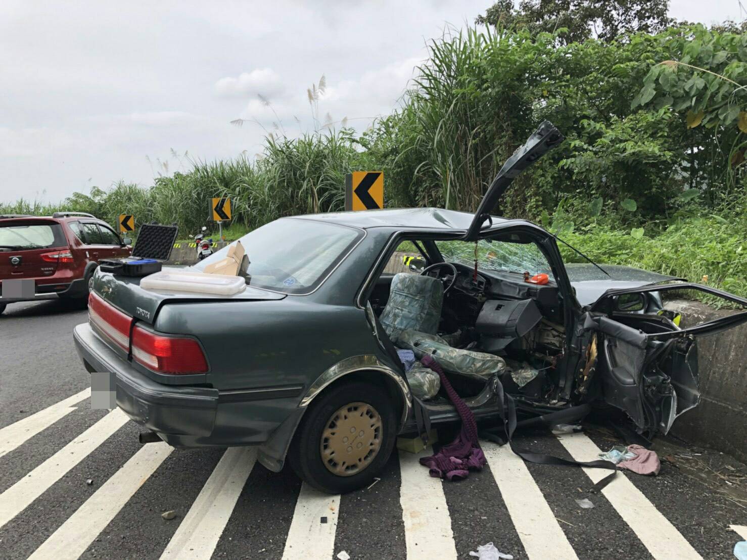 小轎車車頭嚴重毀損，前座駕駛還有乘客一度卡在車內，所幸被警消及時救出。（警方提供）