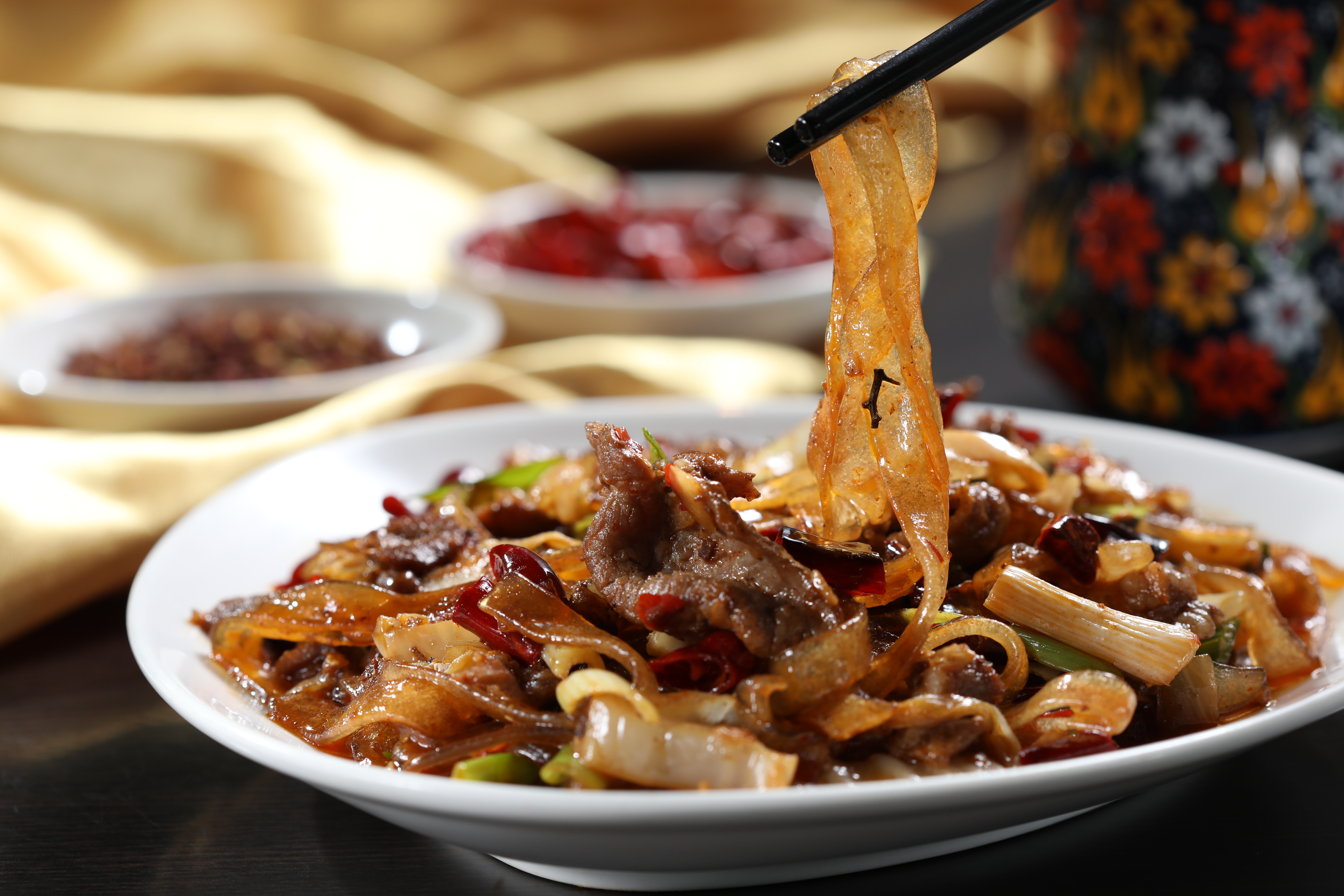 別以為「伊斯蘭小炒」是炒河粉，酸辣得讓人食慾大開，猛扒白飯。（240元／份）