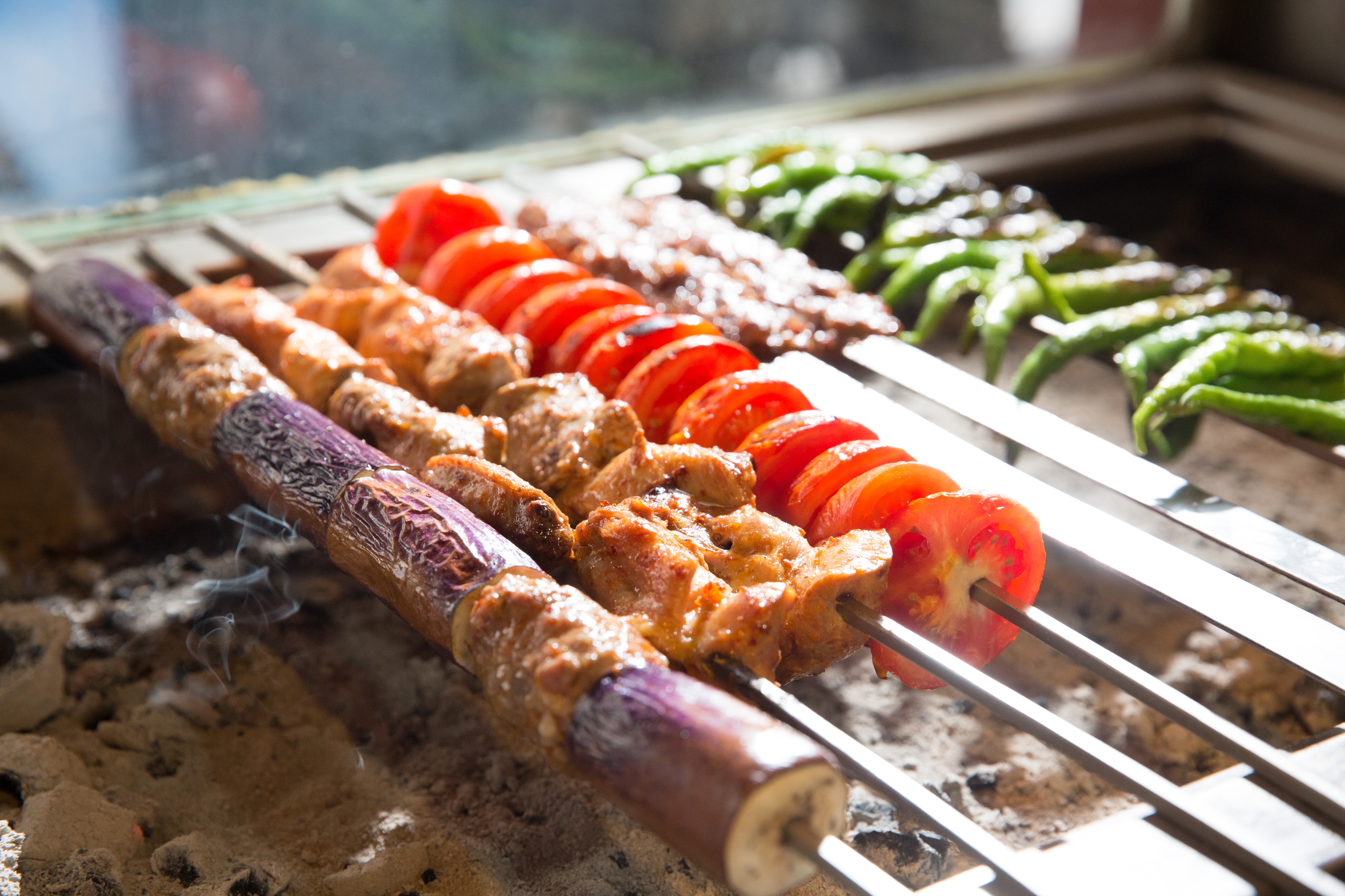 番紅花城用不見明火的泛白炭烤肉，油脂滴落化為誘人香氣。