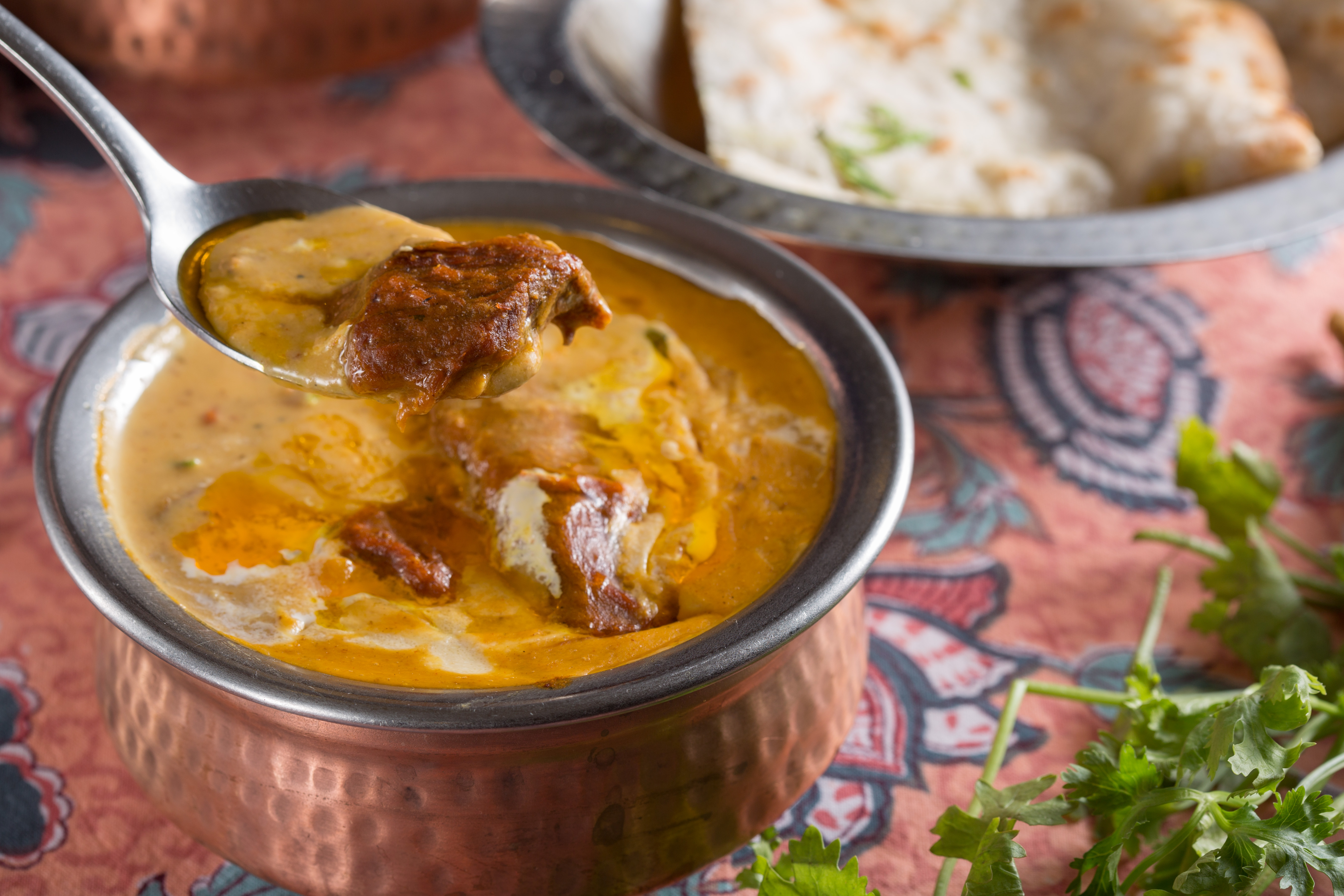 泰姬印度餐廳的「白色咖哩羊」以綿密的腰果醬燉煮羊肉，是小朋友也能接受的口味。（350元／份）