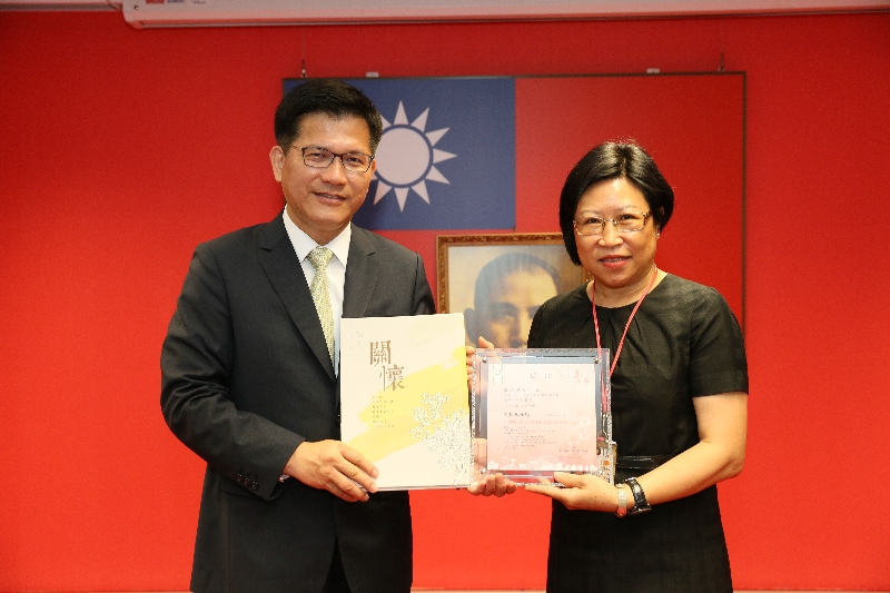 醫事管理科長洪美智（右）表示，自己得到模範公務員是因推動「醫療關懷包」，還獲得「金點子獎」第2名，與力勤案無關。（翻攝畫面）