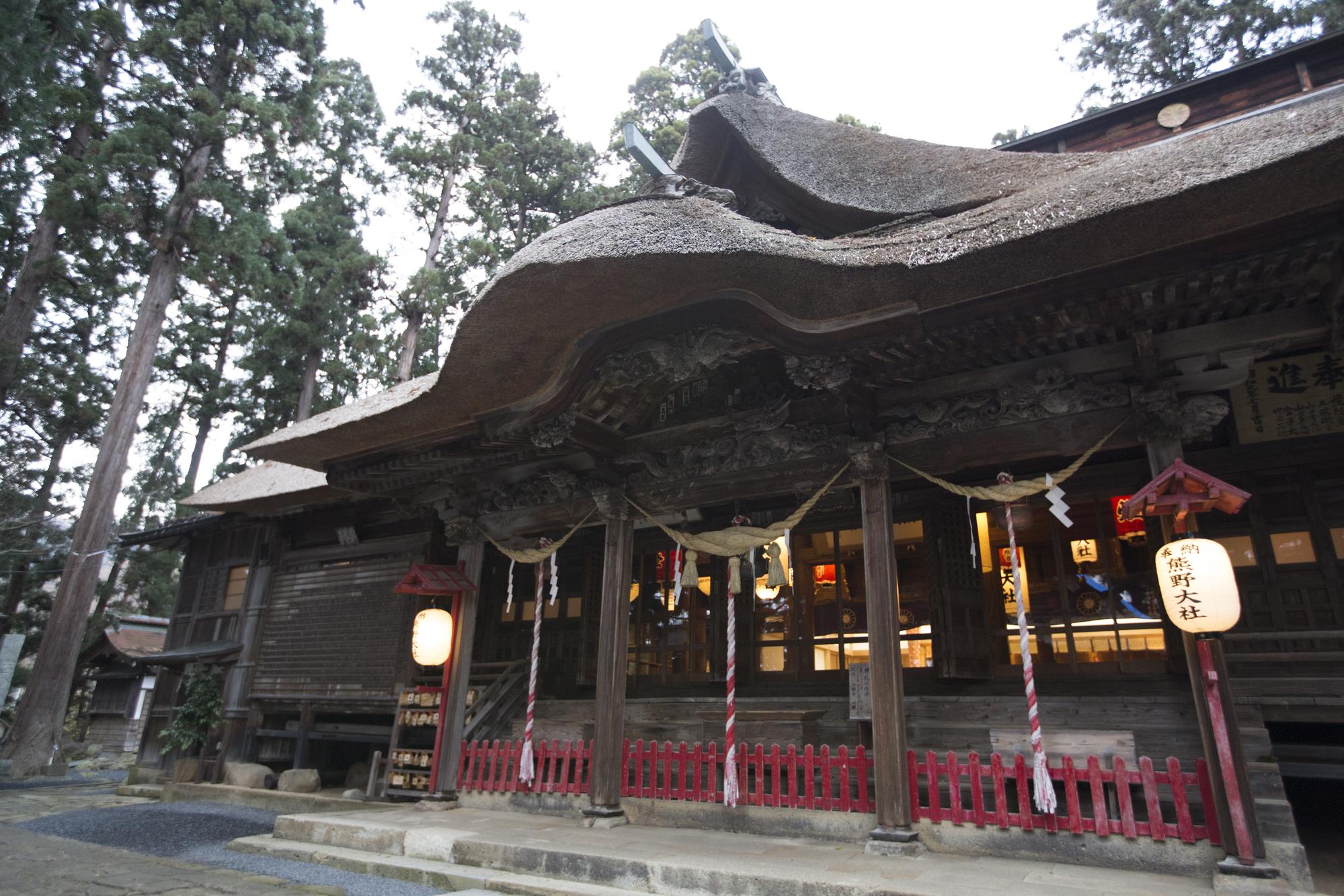 山形南陽市的熊野大社,擁有1200年歷史,茅草建築相當特別。