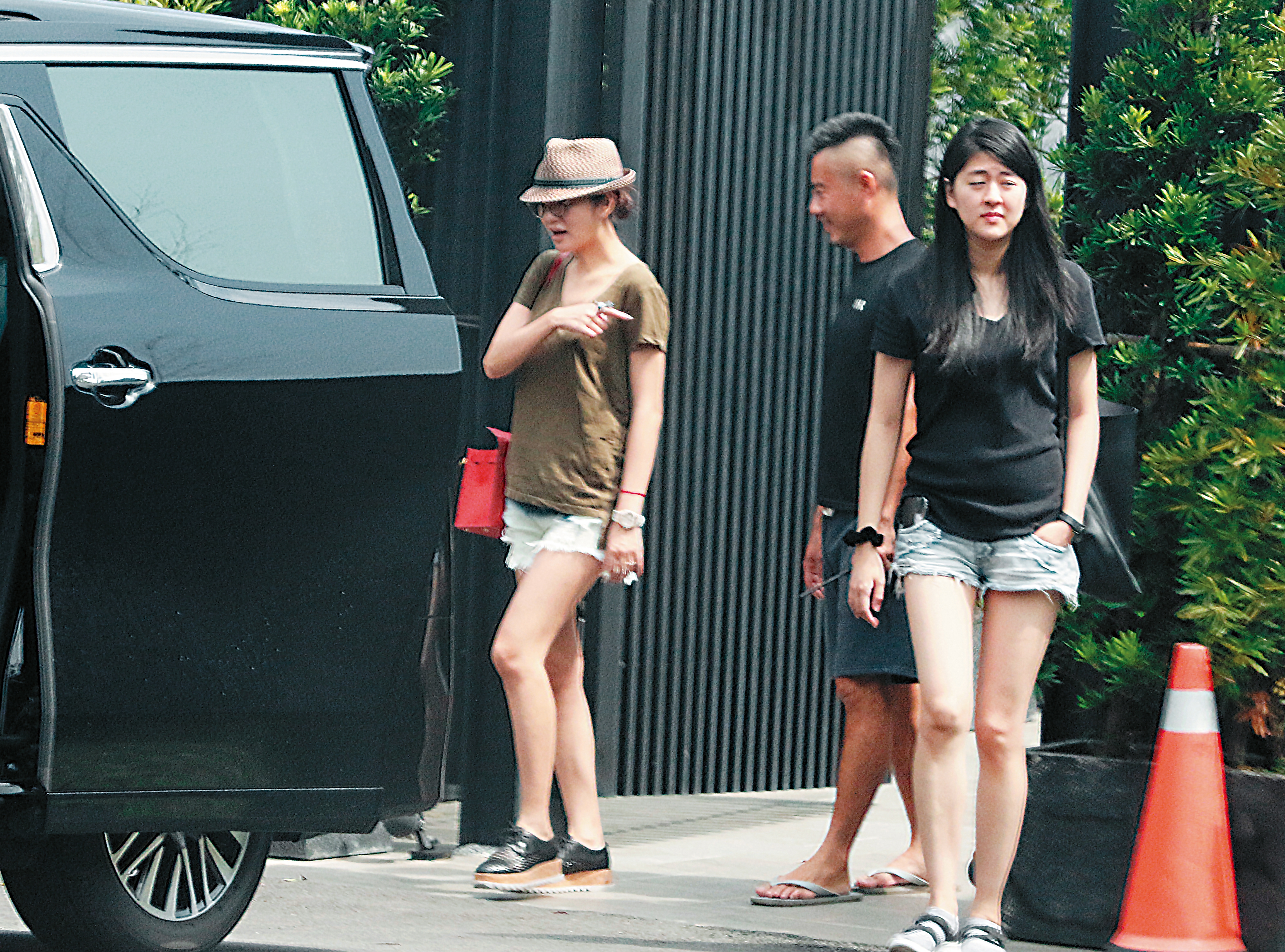 09/30 12:34 過了37歲生日，安以軒身上仍戴著老公送的億元婚戒還有愛馬仕包包。