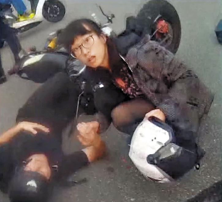 嘉義市忠孝路8月3日發生一起車禍，陳玟卉熱心安慰傷者，救護影像流出，她被媒體譽為「暖心女孩」。（翻攝中視新聞）