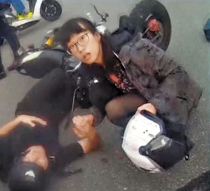 嘉義市忠孝路8月3日發生一起車禍，陳玟卉熱心安慰傷者，救護影像流出，她被媒體譽為「暖心女孩」。（翻攝中視新聞）