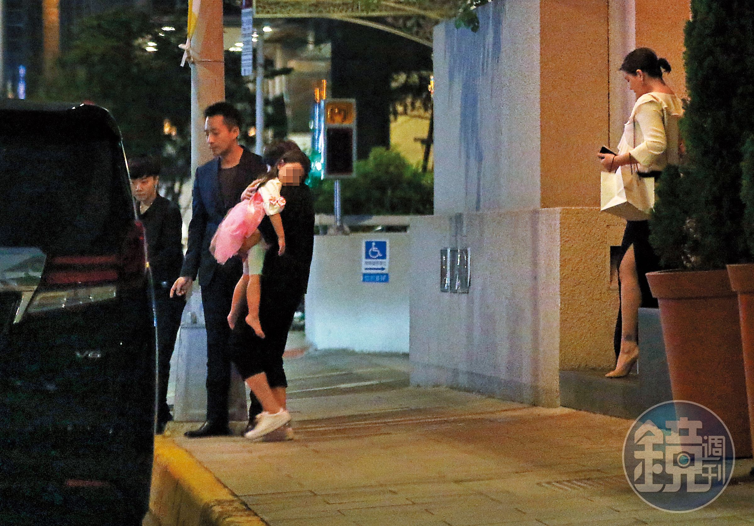 汪小菲（左2）難得與大S（右）合體，場合也是在S HOTEL，夫妻生活重心都擺在事業上。