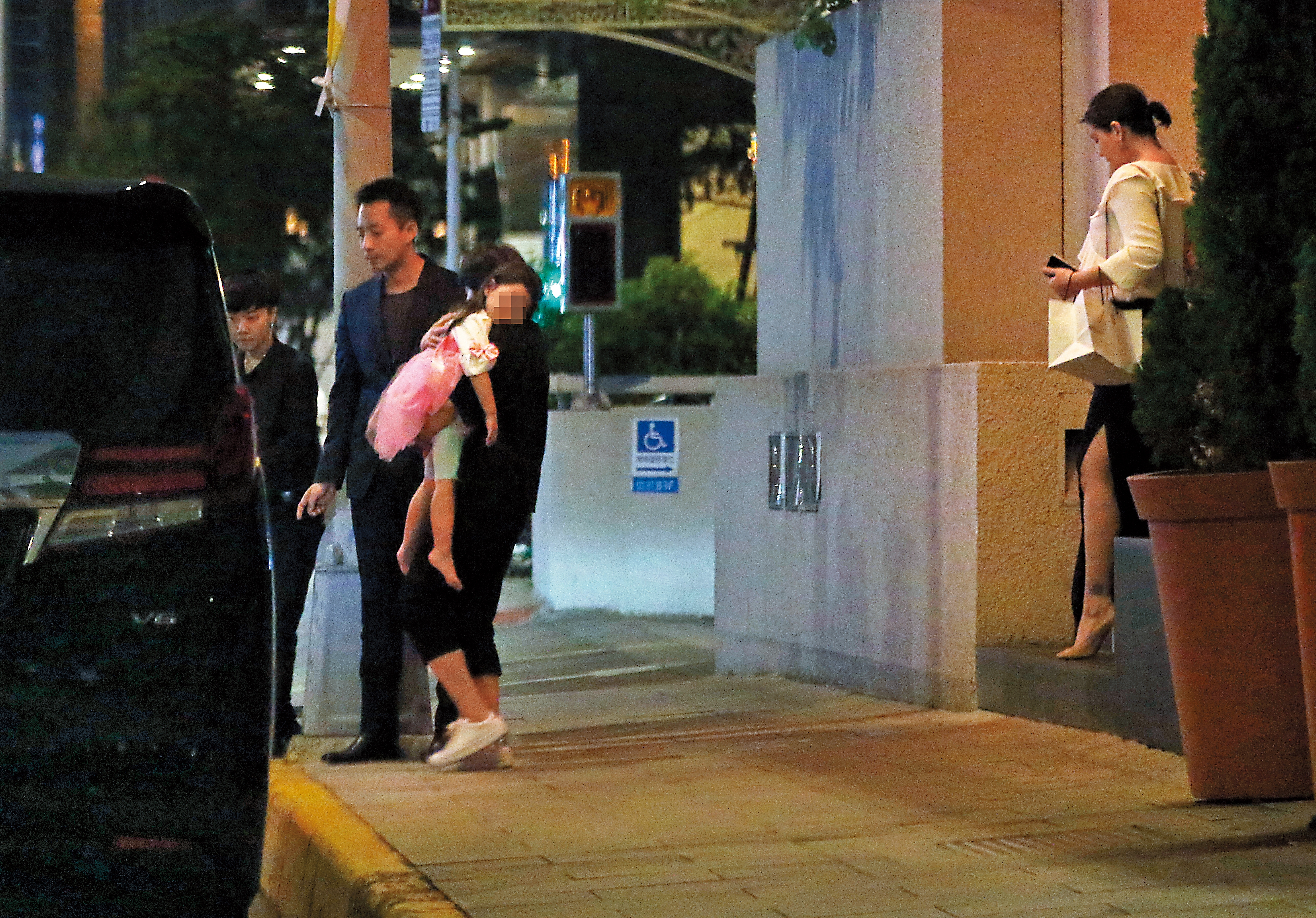 汪小菲（左2）難得與大S（右）合體，場合也是在S HOTEL，夫妻生活重心都擺在事業上。