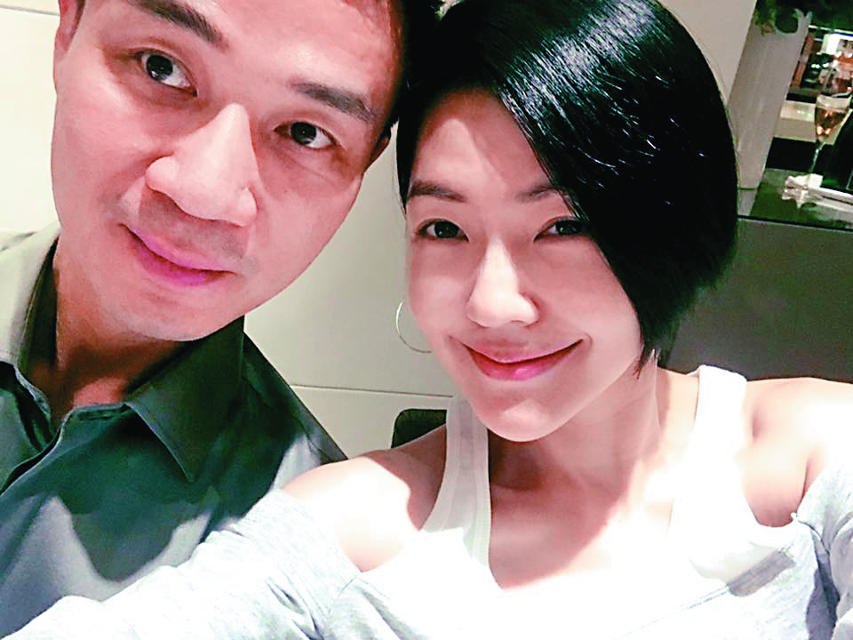 小S與許雅鈞結婚12年，育有3女，丈夫從事金融業，小S常在臉書曬女兒曬老公，感覺家庭生活很美滿。
