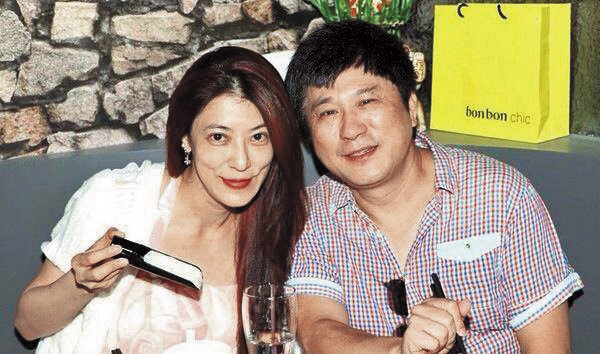 胡瓜為了丁柔安與糟糠妻秀秀離婚，兩人在交往10多年後才低調登記，終於給了丁柔安名分。（翻攝臉書）
